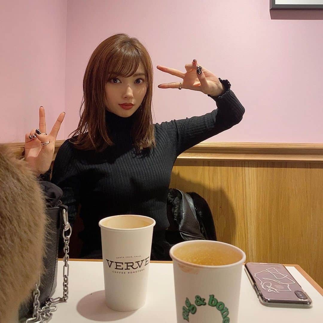 谷川菜奈さんのインスタグラム写真 - (谷川菜奈Instagram)「昨日の私服⛄️🖤 ストーリーたくさん質問頂いてたので☺︎タグ付けしたよ🏷 カジュアル〜〜！ 5枚目はオフショット🤣 #outfit#allblack#LEANN #低身長コーデ」12月18日 20時29分 - pechi.130