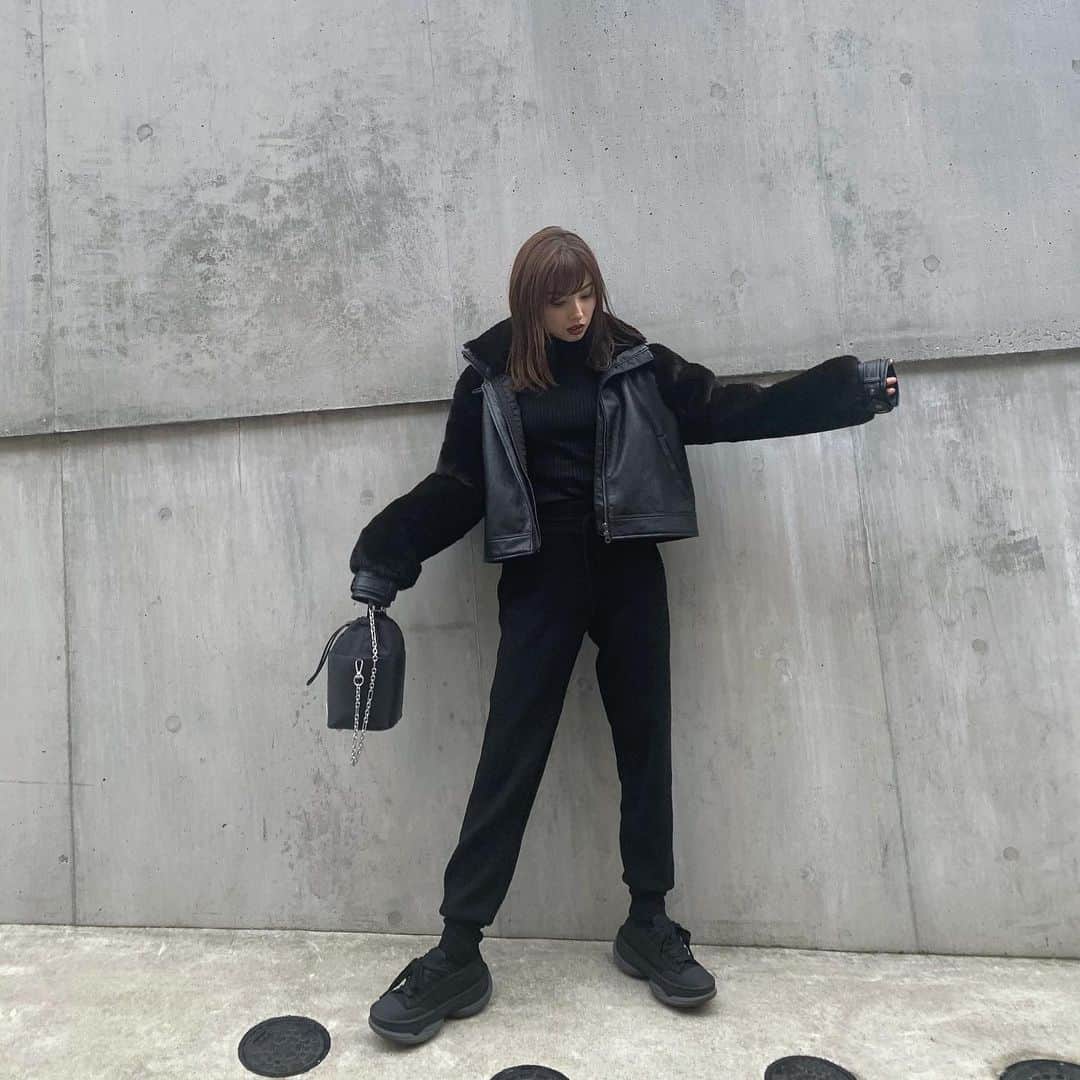 谷川菜奈さんのインスタグラム写真 - (谷川菜奈Instagram)「昨日の私服⛄️🖤 ストーリーたくさん質問頂いてたので☺︎タグ付けしたよ🏷 カジュアル〜〜！ 5枚目はオフショット🤣 #outfit#allblack#LEANN #低身長コーデ」12月18日 20時29分 - pechi.130