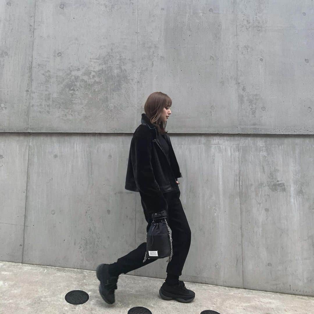 のインスタグラム：「昨日の私服⛄️🖤 ストーリーたくさん質問頂いてたので☺︎タグ付けしたよ🏷 カジュアル〜〜！ 5枚目はオフショット🤣 #outfit#allblack#LEANN #低身長コーデ」