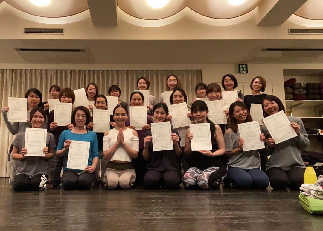 芥川舞子さんのインスタグラム写真 - (芥川舞子Instagram)「ヨガを教えに名古屋へ行ってまいりました！ . 嬉しくて楽しくてやりがいがあって喜びを感じられる、本当に良い時間を過ごさせて頂きました。  ありがとうございます！！ . サポートしてくださった、　@mysoul__8 さん。普段から先生と生徒の繋がりがしっかりと築き上げられているためか、神聖さが漂う居心地の良い素敵なスタジオでした。お呼び頂きまして本当にありがとうございます。 . 次回は5月に名古屋へ伺うことも決まりました！ 名古屋の方々とは深いご縁があるようです。  この日に出会った方々が、毎日の #yogaの自宅練習 を通して自分が本当に望むものとひとつになれることを心から願っています。  これからもよろしくお願いします🙏  #yogaの自宅練習  #名古屋mysoul8 #女性のためのヨガ #yogaの自宅練習短時間シークエンス講師育成講座 #個人レッスン #芥川舞子」12月18日 20時22分 - maiko.akutagawa