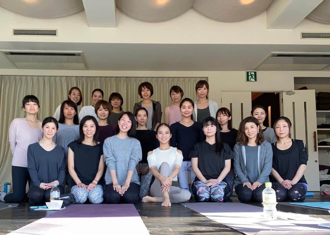 芥川舞子さんのインスタグラム写真 - (芥川舞子Instagram)「ヨガを教えに名古屋へ行ってまいりました！ . 嬉しくて楽しくてやりがいがあって喜びを感じられる、本当に良い時間を過ごさせて頂きました。  ありがとうございます！！ . サポートしてくださった、　@mysoul__8 さん。普段から先生と生徒の繋がりがしっかりと築き上げられているためか、神聖さが漂う居心地の良い素敵なスタジオでした。お呼び頂きまして本当にありがとうございます。 . 次回は5月に名古屋へ伺うことも決まりました！ 名古屋の方々とは深いご縁があるようです。  この日に出会った方々が、毎日の #yogaの自宅練習 を通して自分が本当に望むものとひとつになれることを心から願っています。  これからもよろしくお願いします🙏  #yogaの自宅練習  #名古屋mysoul8 #女性のためのヨガ #yogaの自宅練習短時間シークエンス講師育成講座 #個人レッスン #芥川舞子」12月18日 20時22分 - maiko.akutagawa