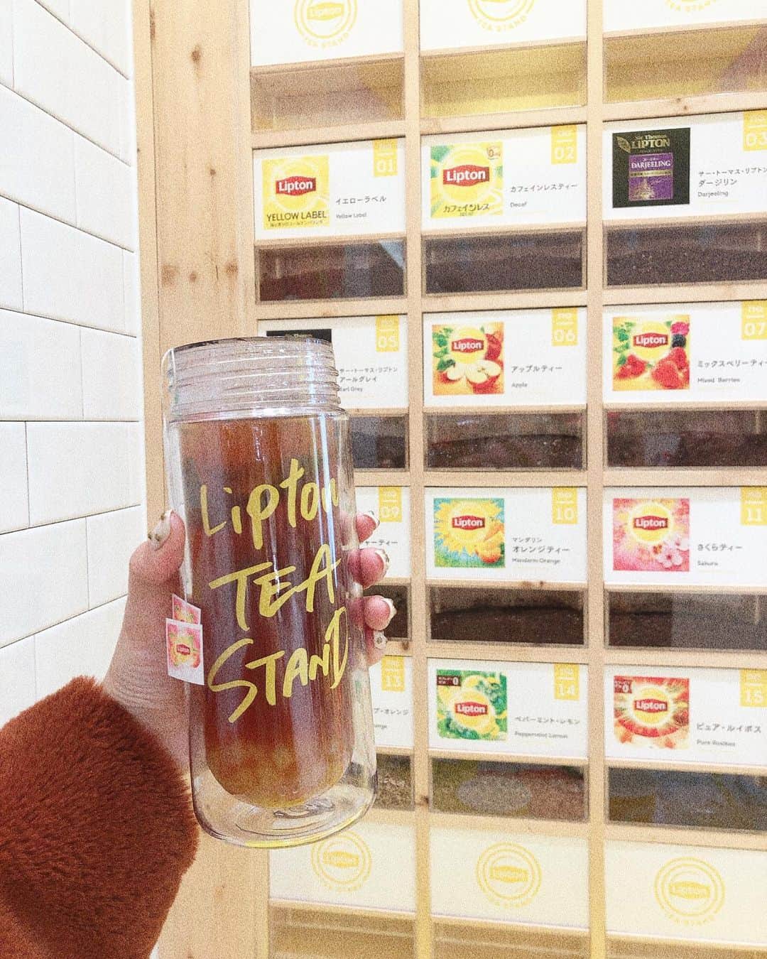 よねいはるかさんのインスタグラム写真 - (よねいはるかInstagram)「名古屋と博多にある「Lipton TEA STAND」に行ってきた🍹🧡 寒い日はホットが飲みたくなる〜❄️ 持ってるのは、期間限定のアップルコンポート🍎香りがすごく良くて、フルーティーな甘い紅茶で飲みやすかったよ☺️タンブラーも可愛い。。 #リプトン #LiptonTeaStand #TeaforLife #名古屋 #博多 #アップルコンポート #リプトンでつながる #PR」12月18日 20時24分 - rabbit____2