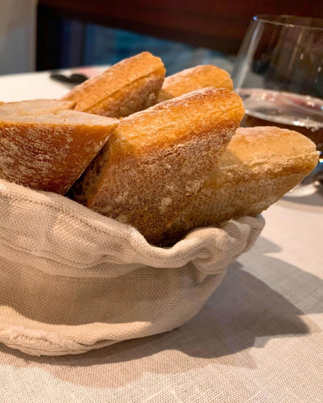 山野ゆりさんのインスタグラム写真 - (山野ゆりInstagram)「神楽坂 @lugdunum_bouchon_lyonnais ルグドゥノム・ムブション・リヨネのパンが美味しくて美味しくて♡フランスから届けられるバゲットもなのだけど、写真3枚目の自家製ブリオッシュの細やかな美味しさが見事。 そして @petiterobenoire_official のネックレスが最近お気に入り♡  #ブリオッシュ#バゲット#パン#神楽坂#lugdunumbouchonlyonnais #ルグドゥノムブションリヨネ」12月18日 20時25分 - yuri.yamano