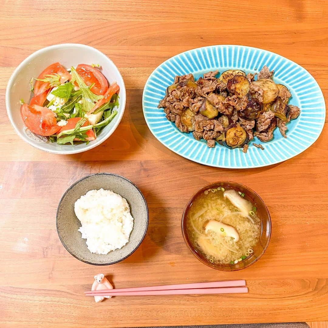 林弓束さんのインスタグラム写真 - (林弓束Instagram)「今夜の #ゆづ飯 15分でできる簡単メニュー。 #トマトと豆腐のサラダ #牛肉となすの炒め物  #玉ねぎとしいたけのお味噌汁 最近1人の時は、いかに楽でバランスよく、美味しいものを作れるかということを考えるようになりました。笑 主婦として料理の腕はまだまだですが、これからも頑張ります。」12月18日 20時26分 - hayashiyuzuka