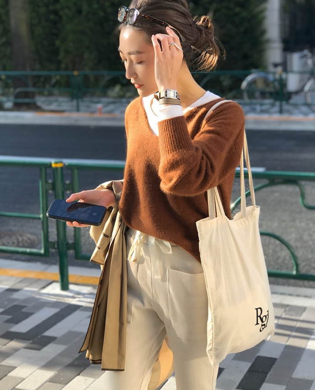 金子麻貴さんのインスタグラム写真 - (金子麻貴Instagram)「チョコレートカラーの @stylebar.jp のニットにロンTを重ねてカジュアルに。  @re_gleam のリブパンツはまだちょっと先だけど新色のオフホワイト。トップスの色選ばなそうだしこれはかなり使えるはず💕 . . #fashion#stylebar#regleam#tesorobaby#moscot#isook#スタイルバー#ニット#ママコーデ#シンプルコーデ#重ね着」12月18日 20時37分 - mtmmaki