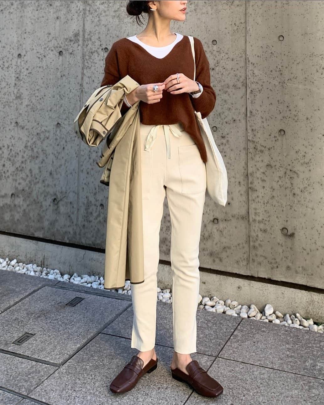 金子麻貴さんのインスタグラム写真 - (金子麻貴Instagram)「チョコレートカラーの @stylebar.jp のニットにロンTを重ねてカジュアルに。  @re_gleam のリブパンツはまだちょっと先だけど新色のオフホワイト。トップスの色選ばなそうだしこれはかなり使えるはず💕 . . #fashion#stylebar#regleam#tesorobaby#moscot#isook#スタイルバー#ニット#ママコーデ#シンプルコーデ#重ね着」12月18日 20時37分 - mtmmaki