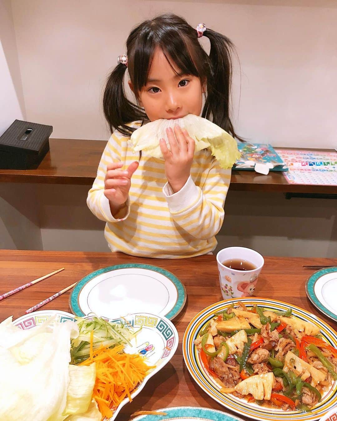 みきママさんのインスタグラム写真 - (みきママInstagram)「【晩御飯は北京ダック風です！】﻿ ﻿ ﻿ ﻿ ﻿ ﻿ 豚肉も鶏肉も凍っています😫😫😫でも大丈夫‼️﻿ ﻿ ﻿ ﻿ ﻿ ﻿ 蓋をして焼いたら鶏肉は15分、豚肉は10分で火が通ります🤩🤩🤩鶏肉は北京ダック風にして、レタスで巻いて食べよう✨✨✨豚肉は青椒肉絲にしよう✨✨✨﻿ ﻿ ﻿ ﻿ ﻿ ﻿ 肉まんと一緒に召し上がれ〜‼️﻿肉まん、お義母さんからいただきました。﻿ ﻿ ﻿ ﻿ ﻿ ﻿ ﻿ ﻿ すると、れんちび「肉まんはね、コップに水を入れて、その上にのせて2分チンするといいよ。」ってさ。﻿ ﻿ ﻿ ﻿ ﻿ ﻿ ﻿ 2分後、本当にふわふわになりました🤩🤩🤩れんちびすごい💕💕💕れんちびを抱きしめました。﻿ ﻿ ﻿ ﻿ ﻿ ﻿ ﻿ ﻿ ﻿ すると、れんちび「きもい。触んな。」ってさ。ひど😱😱😱﻿ ﻿ ﻿ ﻿ ﻿ ﻿ ﻿ ﻿ ﻿ この前は「うるさい。喋んな。」って言ってたよね。おいおいおいおい😭😭😭😭﻿ ﻿ ﻿ ﻿ ﻿ ﻿ ﻿ ﻿ #みきママ #北京ダック 風 #反抗期  #青椒肉絲」12月18日 20時34分 - mikimama_official