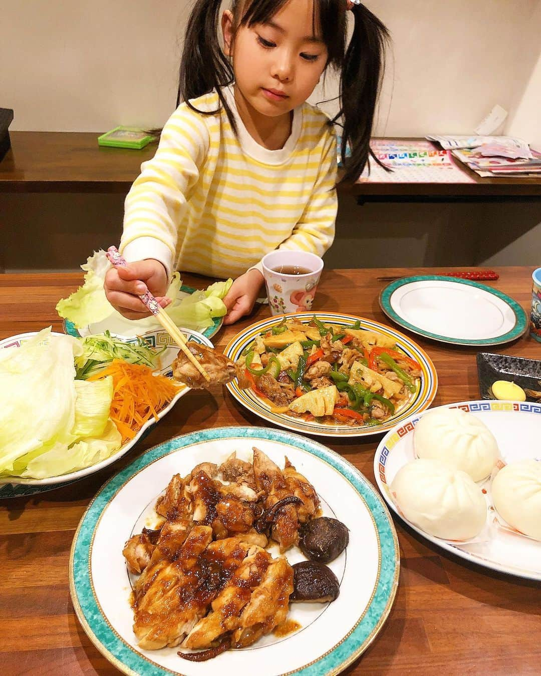 みきママさんのインスタグラム写真 - (みきママInstagram)「【晩御飯は北京ダック風です！】﻿ ﻿ ﻿ ﻿ ﻿ ﻿ 豚肉も鶏肉も凍っています😫😫😫でも大丈夫‼️﻿ ﻿ ﻿ ﻿ ﻿ ﻿ 蓋をして焼いたら鶏肉は15分、豚肉は10分で火が通ります🤩🤩🤩鶏肉は北京ダック風にして、レタスで巻いて食べよう✨✨✨豚肉は青椒肉絲にしよう✨✨✨﻿ ﻿ ﻿ ﻿ ﻿ ﻿ 肉まんと一緒に召し上がれ〜‼️﻿肉まん、お義母さんからいただきました。﻿ ﻿ ﻿ ﻿ ﻿ ﻿ ﻿ ﻿ すると、れんちび「肉まんはね、コップに水を入れて、その上にのせて2分チンするといいよ。」ってさ。﻿ ﻿ ﻿ ﻿ ﻿ ﻿ ﻿ 2分後、本当にふわふわになりました🤩🤩🤩れんちびすごい💕💕💕れんちびを抱きしめました。﻿ ﻿ ﻿ ﻿ ﻿ ﻿ ﻿ ﻿ ﻿ すると、れんちび「きもい。触んな。」ってさ。ひど😱😱😱﻿ ﻿ ﻿ ﻿ ﻿ ﻿ ﻿ ﻿ ﻿ この前は「うるさい。喋んな。」って言ってたよね。おいおいおいおい😭😭😭😭﻿ ﻿ ﻿ ﻿ ﻿ ﻿ ﻿ ﻿ #みきママ #北京ダック 風 #反抗期  #青椒肉絲」12月18日 20時34分 - mikimama_official