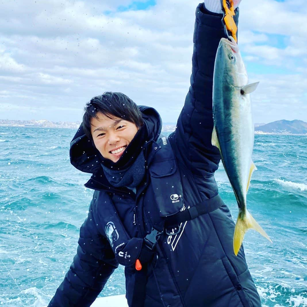 山本由伸さんのインスタグラム写真 - (山本由伸Instagram)「ちょっと前に釣り行きました✨ 寒い海の上でもオンヨネのウェアが大活躍でした✨笑 #釣り#オンヨネ」12月18日 20時36分 - yoshinobu__yamamoto