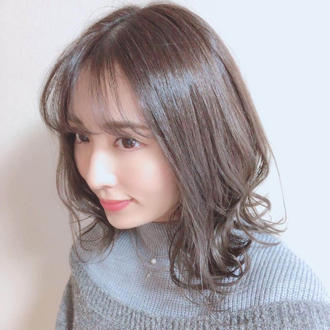 桜木凛さんのインスタグラム写真 - (桜木凛Instagram)「ヘアサロン行く日になんだか急に思い立って、前髪つくったー！ カラーだけのつもりだったけど w大正解だい❤️信頼できる素敵なヘアサロンと美容師さんと出会えたおかげ🎵  この巻き方自分でもできるよーに練習しよ💪✨✨ #前髪カット #イメチェン #カラーの色もいい感じ #普段帽子被るから #前髪あるといいね #幼くなった #て言われるw #ヘアメンテナンス #ミディアムヘア #髪伸びるの早すぎ」12月18日 20時40分 - rin0303rin