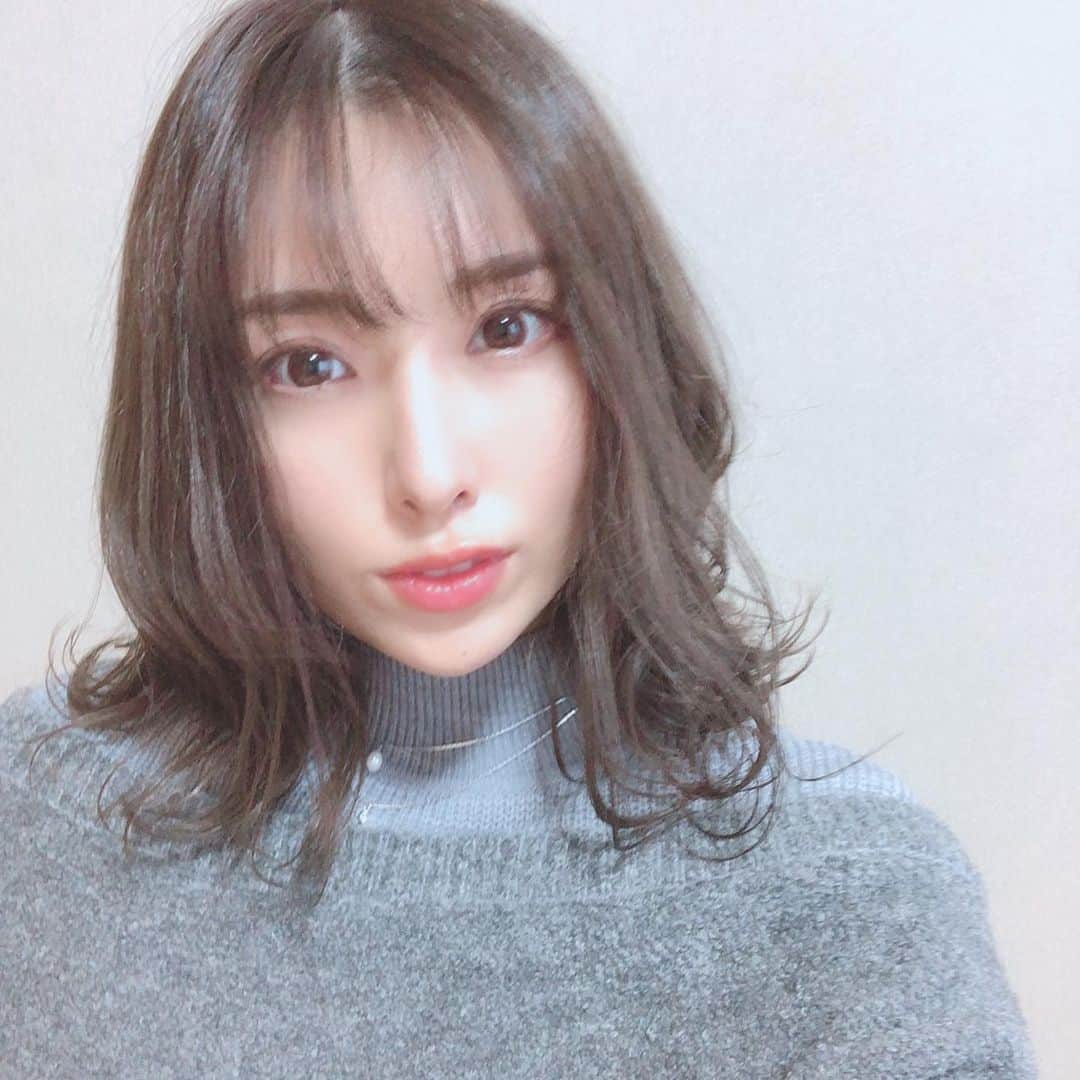 桜木凛のインスタグラム：「ヘアサロン行く日になんだか急に思い立って、前髪つくったー！ カラーだけのつもりだったけど w大正解だい❤️信頼できる素敵なヘアサロンと美容師さんと出会えたおかげ🎵  この巻き方自分でもできるよーに練習しよ💪✨✨ #前髪カット #イメチェン #カラーの色もいい感じ #普段帽子被るから #前髪あるといいね #幼くなった #て言われるw #ヘアメンテナンス #ミディアムヘア #髪伸びるの早すぎ」