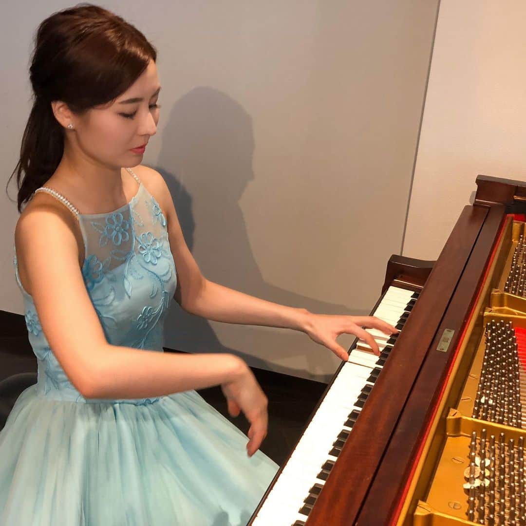 森本麻衣のインスタグラム：「🎄🎵✨ . . .  #maimorimoto#piano#pianist#christmasconcert #Christmas#2019#talking#playing#🎹#👗#🎵#🎄#🎼#steinwayandsons #steinway  #tokyo#japan #森本麻衣#ピアノ#ぴあの#ピアニスト#クリスマスコンサート#トーク#演奏#コンサート#ドレス#スタインウェイ#スタインウェイアンドサンズ」