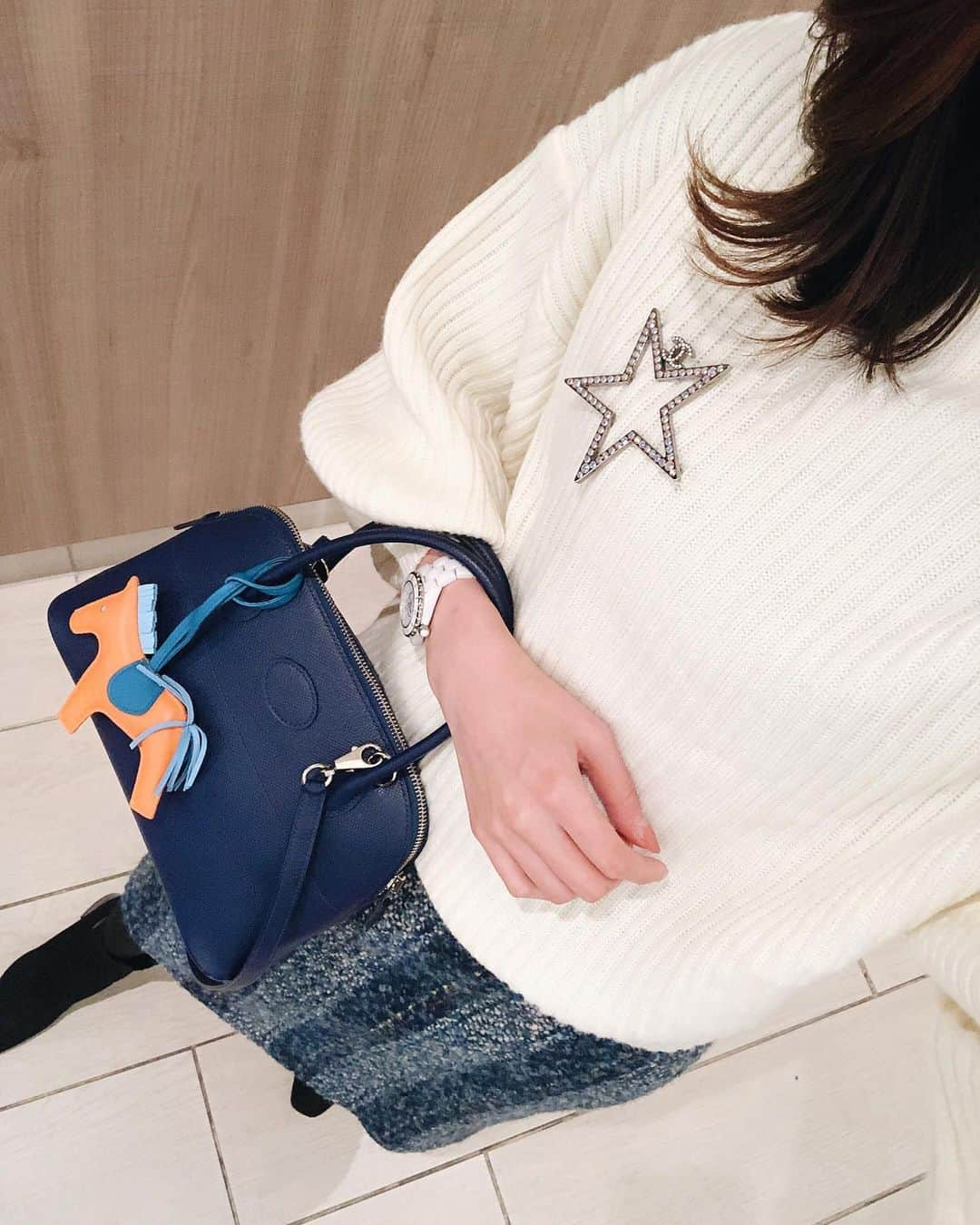 冨張愛さんのインスタグラム写真 - (冨張愛Instagram)「ootd♡ ⭐️や🐴を小物で取り入れて お洋服でホリデーシーズンを楽しんでみる☺︎ この白ニットはコンパクトでいろんなボトムスと合わせられます💕 * knit ... #titivate @titivatejp  skirt ... C + outer ... ENFOLD #instagood #coordinate #ootd #outfit #fashion #instafashion #titivatestyle #meg_ootd #코디네이트 #패션 #카메라 #157cmコーデ #コーディネート #コーデ #ファッション #今日のコーデ #ティティベイト#ボトルネックリブニットプルオーバー #白ニット #ニット #ブローチ #ホリデーシーズン」12月18日 20時47分 - megumitomihari