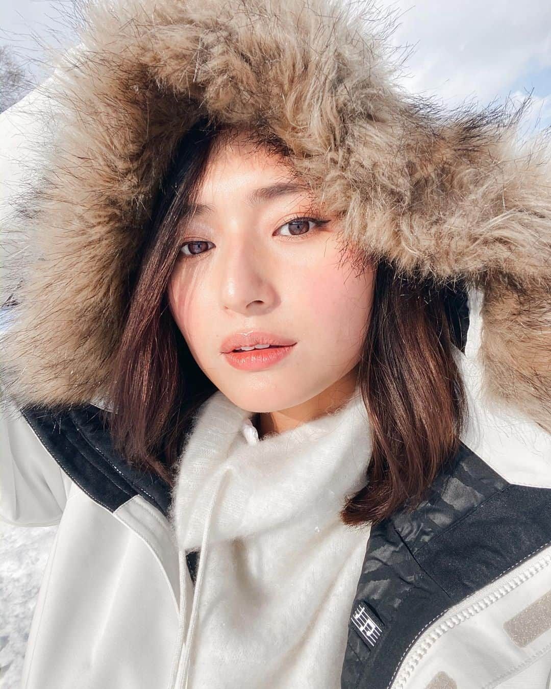 山賀琴子さんのインスタグラム写真 - (山賀琴子Instagram)「今日は撮影で北海道でした❄️﻿ 出来上がりが楽しみです😎﻿ ﻿ #よく見たら口の上下にホクロあり﻿ #見つけられたかな﻿ ﻿ 🤫💋」12月18日 20時44分 - kotokoyamaga