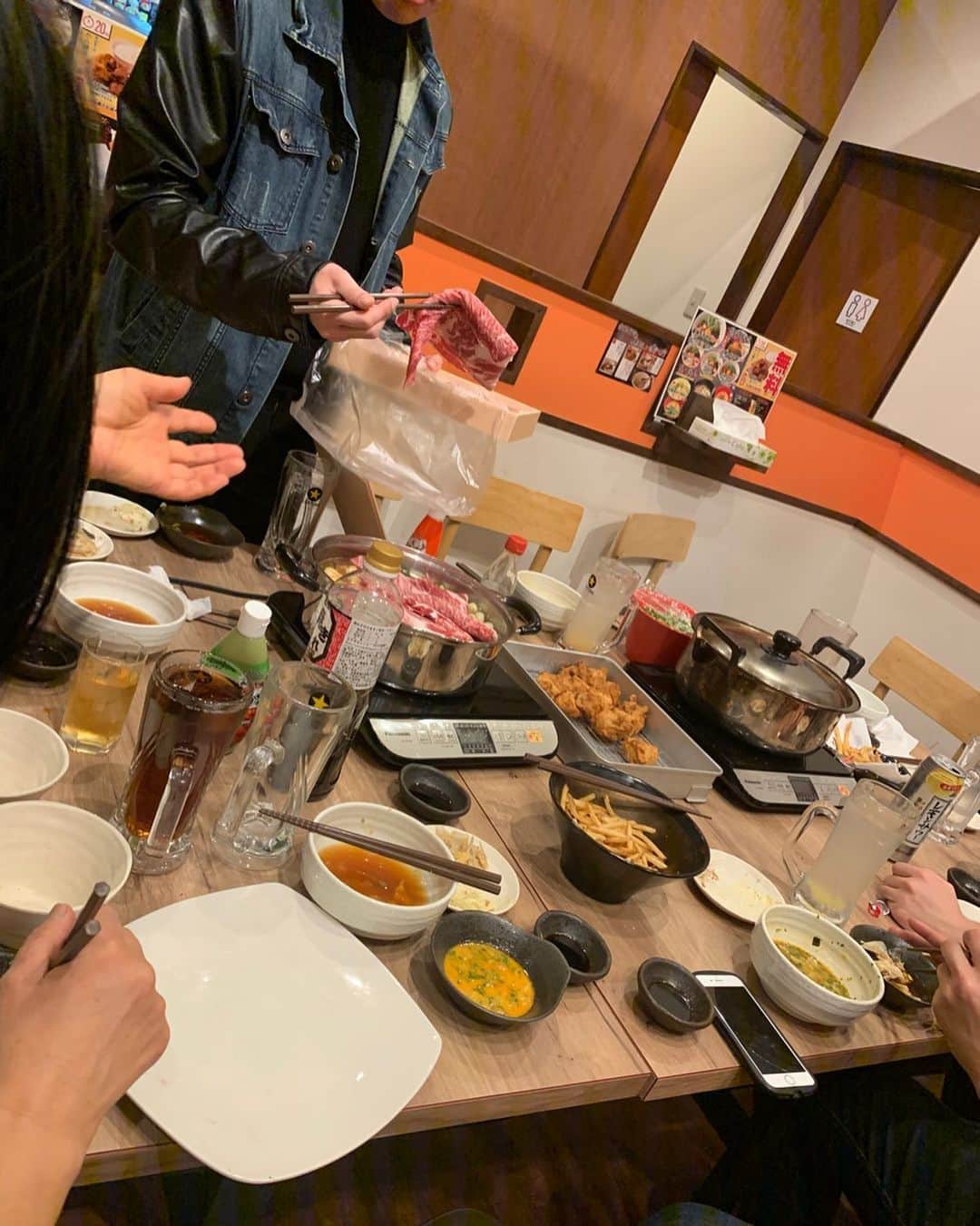 まぜそば・らーめん 覇丸堂のインスタグラム：「今日はお店で忘年会！！ 盛り上がってるねぇ！！ ・ ・ #覇丸堂#濃厚#まぜそば#追いめし#油そば #豚骨らーめん#とんこつラーメン #はまぐりラーメン#塩ラーメン #台湾まぜそば#塩まぜそば #唐揚げ食べ放題#からあげ#唐揚げ#近畿大学#近大 #食べ放題#腹パン#東大阪 #麺スタグラム #飯テロ#食テロ#忘年会」
