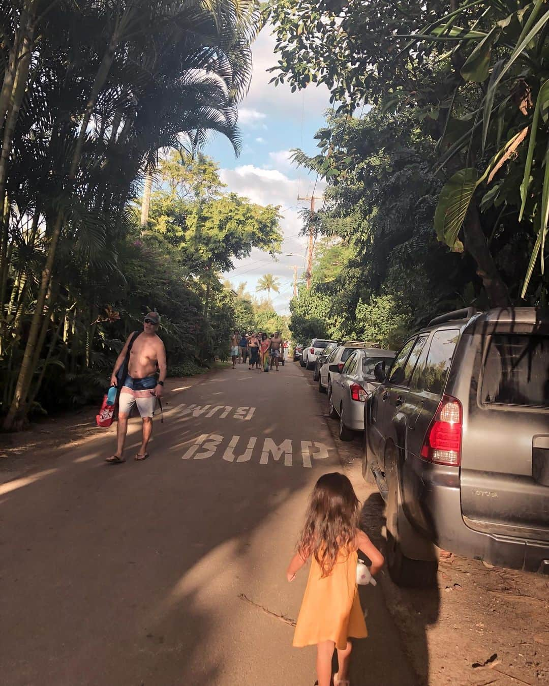 堀舞紀さんのインスタグラム写真 - (堀舞紀Instagram)「🦎 . . . すんごい ヤモリ嫌いだけど hawaiiぽいからこの絵文字を シブシブ使用。 . . . ノースって、 何年経っても街並みがここだけ 変わらなくて、 なんだか時が止まっているように 感じます… . . この道も、 あの頃と何にも変わらない。 ニワトリも同じ🐓なんぢゃないかと 思ってしまう、、 . . 今回4歳になった娘は ドタバタなのもあってバギーも なしの旅だったけど、 随分頑張って歩いてくれるように なったし、 (車あったけど) . だいぶお姉さんになったんだな♡ と成長を感じています。 . 丁度1年前同じ時期に同じ場所を歩いているからたくましくなった！  キャニオママは誇らしい🌱キモチ。 . 海で一緒にアイス食べたり、 友達みたいに過ごせるようにも なって、 なんだか今までとは違った旅行に なりました。 . やたら生意気で喧嘩も絶えないけど！ . そして… いつもハワイは 不思議な体験をさせてくれる。 そんな場所。 . まだ結婚をする前から なんとなく旦那について来て 通い始めたこの場所も、 いまぢゃ、落ち着く私の好きな場所に なりつつあります。 . 今まで知らなかった ハワイ。 ワイキキにはない違った魅力が 沢山あって、 とても贅沢な場所。 . やっぱり、 私の人生に必要なモノを  気づかせてくれる… 大事な場所。 . またいつか、 ただいま" を言えるように。。 . 今回も 沢山のありがとう🌼 . #maino_hawaii  #northshore滞在記_ #hawaii #hawaii旅行 #hawaiitrip #familytrip #子連れハワイ」12月18日 20時45分 - mainohori