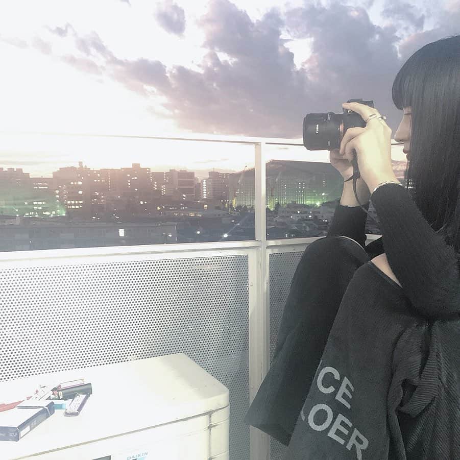 帆乃花さんのインスタグラム写真 - (帆乃花Instagram)「空がめちゃくちゃ綺麗で撮ってたのに﻿ メモリー入ってなくてなにも撮れてなかった﻿(⌒-⌒) ﻿ この前ストーリーにあげたパンツはここの！ @jetragweb @jetrag_code  膝寒い！かわいい！  #jetrag#jetrag_ootd#jetragweb#ジェットラグ#ワイトパンツ」12月18日 20時50分 - p_r_r__