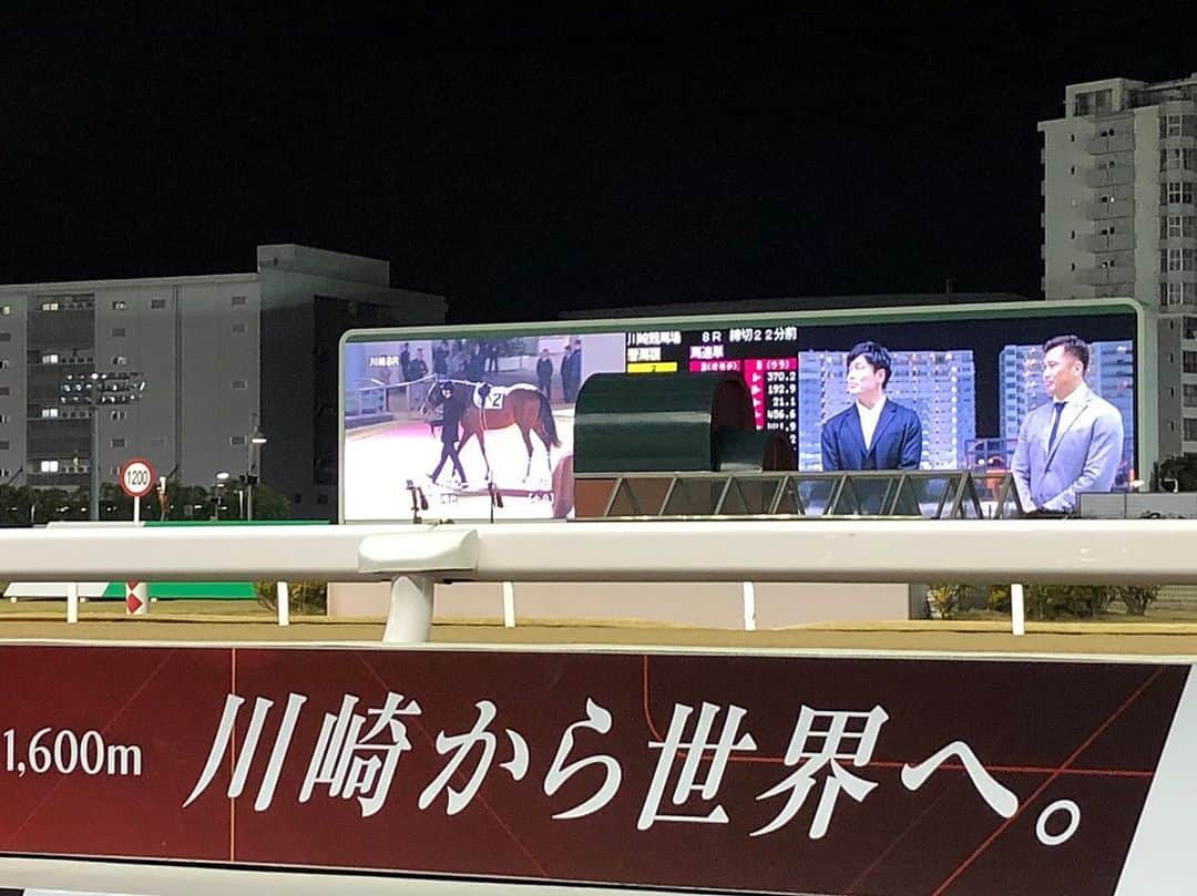 大西将太郎さんのインスタグラム写真 - (大西将太郎Instagram)「川崎競馬場にてトークショー‼️お久しぶりの亜美ちゃんと大介さん。たくさんの方々がラグビーの話や競馬の話に耳を傾けて下さり、とても楽しかったです😊街中にある競馬場は香港のようでした。関係者の皆様、本当にありがとうございました😊　#稲村亜美  #大畑大介 #大西将太郎 #川崎競馬場」12月18日 21時04分 - shotaro12