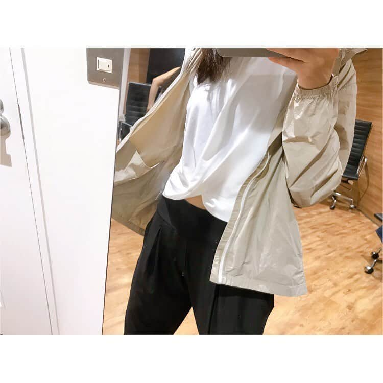 大谷朋子さんのインスタグラム写真 - (大谷朋子Instagram)「♡ * お気に入りコーデ完成◡̈♪ * アクティブギア2020ssのウェア3点セット！ ショート丈のTシャツに、履き心地良すぎるパンツに、 ショート丈のレインコート🤎 * この裾ねじりTシャツ、とっても可愛い！ お腹が出ていても(🤫)あまり目立たない絶妙なねじり👍🏻 * レインコートは着心地がいいし、 キレイな色展開(ネイビー、ベージュ、ホワイト)だし、 コンパクトになるし、絶対にゲットしたいアイテム❤︎ これで梅雨の自転車も怖くない💪🏻 * レギンスセットのブラトップも相変わらずの可愛さ🤍 夏の海やプールの必須アイテムのパーカーや、 ティファニーブルーのショーパンも💚 (ちぃちゃんの脚がキレイすぎる✧) * 先日の年内最後の会議のときに、 2020ssのウェアをみんなで試着して最終打ち合わせを終えました♫ * 発売は来年3月上旬予定。 楽しみにしていてください❗️ * 秋冬のウェアの感想もお待ちしています◡̈ 私はベンチコートをヘビロテ中❤︎ * * <ACTIVEGEAR公式サイト> https://activegear-japan.com/ <ACTIVEGEAR公式Twitter> https://twitter.com/ACTIVEGEAR_dq * * @donki_jp @finc_app  @chii158cm @anna97114 @yuria_life  #アクティブギア #ACTIVEGEAR #ドンキ #ドンキホーテ #FiNC #FiNCアンバサダー #アクティブギアFiNCアンバサダー #トレーニングウェア」12月18日 20時59分 - tomoko_ohtani