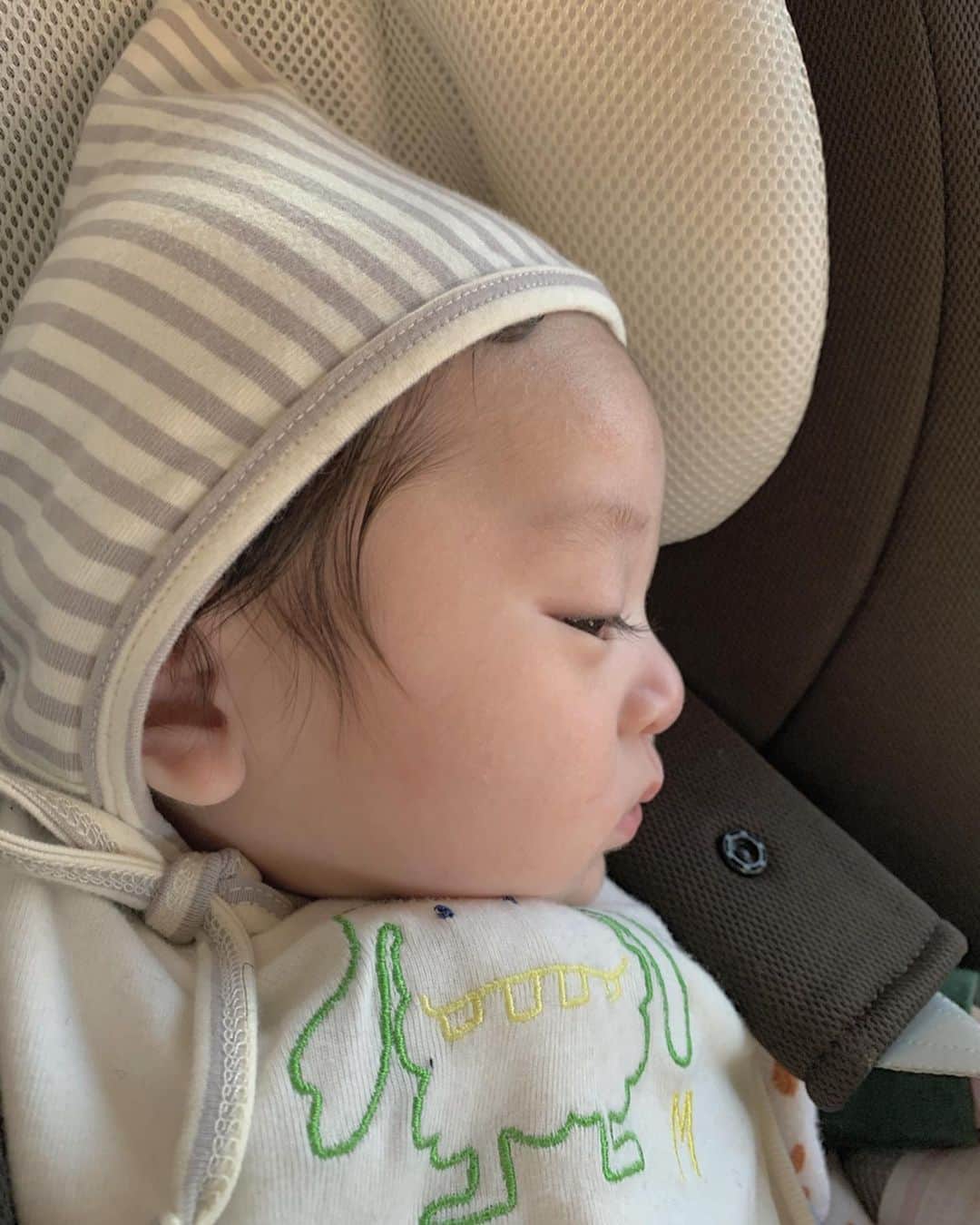 nanako itoのインスタグラム：「4months today👶🏻💛 . 8月に産まれてもう年末。 . 3ヶ月もあっという間に過ぎました。 . 笑顔が増えて、声をかけるのも楽しくなってきた。 . お話もたくさんするようになった。 . ベビーカーデビュー . おもちゃやぬいぐるみや哺乳瓶に手を伸ばして掴むようになってきた。 . お手手をはげしくあむあむ。 . うつ伏せで顔を上げていられるようになった。 . お出かけも少しずつしています。これから寒いから暖かいお洋服も増やさないとね👶🏻💛 . #baby #babyboy #4m1d #4ヶ月」
