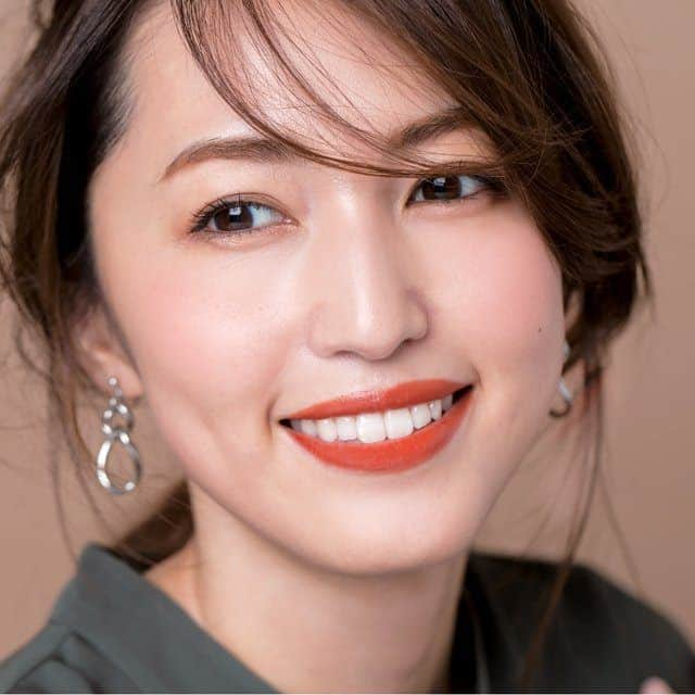 美的 Biteki's official Instagram! さんのインスタグラム写真 - (美的 Biteki's official Instagram! Instagram)「＼美容賢者57人が厳選／ 【コスメ大賞2019！リキッドルージュランキング】 ・ 今年もこの時期がやってきました！記念すべき令和の年間ベストコスメを発表します♪ 2019年も、新名品が続々誕生！最先端テクノロジーを駆使した“シワ改善部門”、効果実感抜群＆憧れの“ラグジュアリー部門”など、今話題の新部門も必見です！ ・ 今回は、色味も質感も細分化した「リキッドルージュ部門」TOP5を発表します！ マットorツヤだけじゃない+αの新感覚リップが台頭！軽やかなつけ心地のホイップ状マットリップ、輝きが美しいメタルリキッドなど、新しいテクスチャーのリップが多数入賞。気になる1位は？スウォッチとともに早速確認していきましょう！ ・ （気になるTOP5とスウォッチはスワイプしてチェック→） ・ ＼第1位／ ディオール ルージュ ディオール ウルトラ リキッド 707（写真1・2枚目） ￥4,200 まるで摘みたての花びらを唇にのせたような、フレッシュで柔らかな新感覚ホイップマットルージュ。100％自然由来のフラワーオイルを配合し、唇にたっぷりの栄養と潤いを与えながら、濃密に発色。テラコッタオレンジは、「一気にあか抜ける」とプロをもうならせた。 【美容賢者のコメント】 「花にインスピレーションを受けたカラーバリエーションは、どれも自然で肌になじむ。707は今っぽさをまとえる絶妙カラー」（松本千登世さん） 「ふんわりと軽やかな極上の塗り心地にうっとり♪」（石井美保さん） ・ ＼第2位／ クレ・ド・ポー ボーテ ルージュリキッドルミヌ マット 101（3・4枚目） ￥5,000 ホイップクリームのような軽やかなつけ心地ながら、見たままの色に発色。 【美容賢者のコメント】 「マットなのになめらかで塗りやすく、つけ心地最高！ひと塗りで、ほんのりとした血色感のある、セクシーなふっくら唇に」（長井かおりさん） ・ ＼第3位／ イヴ・サンローラン ルージュ ピュールクチュール ヴェルニ ウォーターステイン 617（5・6枚目） ￥4,300 上品なダスティモーヴが表情に大人の色気を宿す 【美容賢者のコメント】 「日中お直しなしで過ごせるくらいもちがいいので、忙しい日やイベントにぴったり。上品なツヤ感とスモーキーさが、余裕を感じる美人顔を生む」（有村実樹さん） ・ ＼同率4位／ セルヴォーク エンスロール グロス 03（7・8枚目） ￥2,800 濃密なツヤを放つキャラメルブラウン 【美容賢者のコメント】 「撮影で何度も登場したリピートリップ。これを塗れば、おしゃれ顔になれる」（笹本恭平さん） ・ ＼同率4位／ KANEBO リクイドルージュ 12（9・10枚目） ￥3,500　（問）カネボウインターナショナルDiv. きらめきを凝縮させたメタリックレッド 【美容賢者のコメント】 「ツヤと色味が絶妙で肌がキレイに見える赤に、女心がくすぐられる」（もりたじゅんこさん） ・ 上品な唇にしてくれる今年の名品リップ達！是非お店でチェックしてみてくださいね♪ ・ #有村実樹 #マイベストコスメ #bestcosme #ベストコスメ2019 #ベストコスメ #ディオールコスメ #ルージュディオールウルトラリキッド707 #ルージュディオールウルトラリキッド #クレドポーボーテ #ルージュリキッドルミヌマット101 #ルージュリキッドルミヌマット #イヴサンローラン #ルージュピュールクチュールヴェルニウォーターステイン617 #ルージュピュールクチュールヴェルニウォーターステイン #セルヴォーク #エンスロールグロス03 #エンスロールグロス #KANEBO #リクイドルージュ12 #instabeauty #bitekicom #コスメ #コスメ好きさんと繋がりたい #メイク好きさんと繋がりたい #美容 #美的 #美的メイク #メイク好き #コスメオタク #コスメ紹介」12月18日 21時01分 - bitekicom