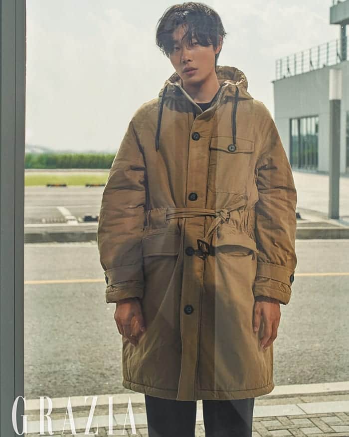 のインスタグラム：「Ryu Jun Yeol @ryusd For Grazia Magazine October Issue . . . . . #류준열 #RyuJunYeol#asianboy #맞팔 #셀스타그램 #셀카 #얼스타그램 #데일리 #선팔 #인스타그램 #koreanboy #l4l #f4f  #like4like  #おしゃれ #オシャレ #いいね返し #フォロー #韓国人 #韓国 #セルカ #自撮り #ファッ」