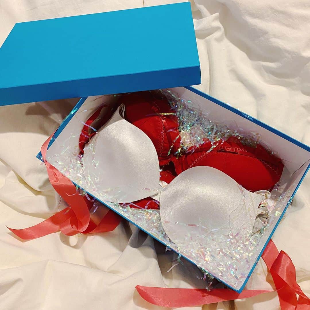 難波礼華のインスタグラム：「@ravijour_official 🎅🏻🎁 クリスマスプレゼント届いた❤️ 赤とシルバーのランジェリーセット❤️ クリスマスっぽくてめちゃかわいい🥰 しかも今週のしいたけ占いのラッキーカラー赤とシルバーだ！！クリスマス着る予定ないから今週着ちゃお🥰 #ravijour」