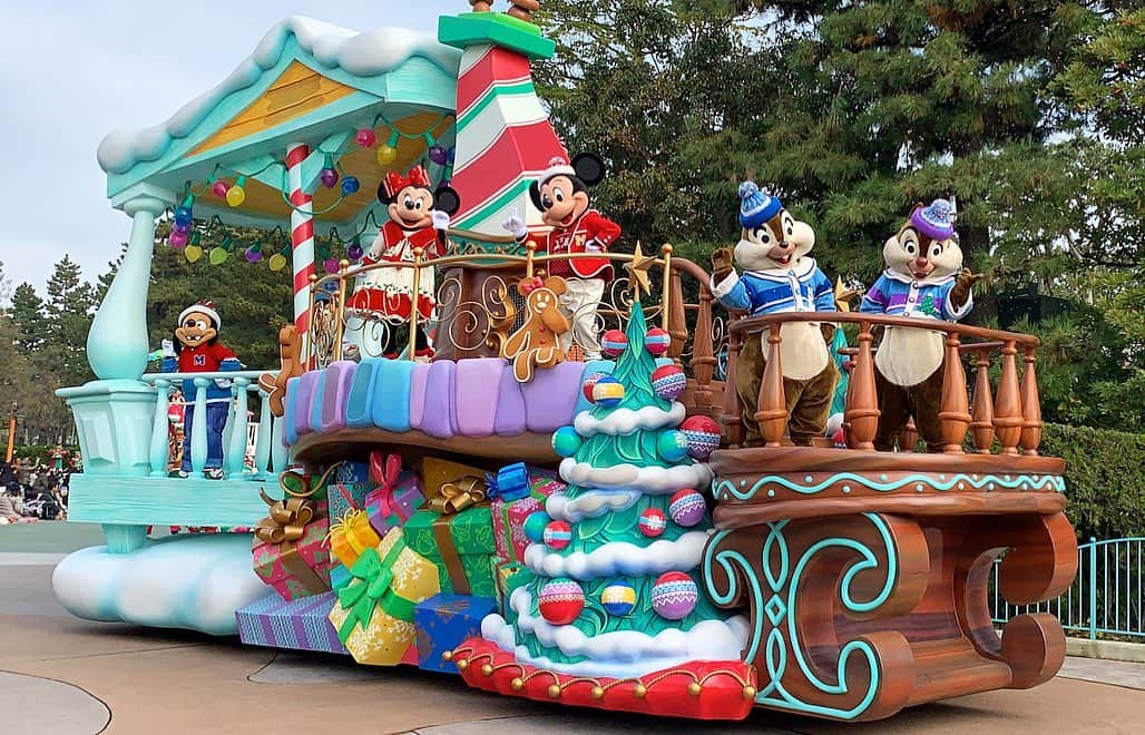 Yukaのインスタグラム：「⭐️ディズニークリスマスストリーズ⭐️ ランドのパレード大大大大好き🥺 行く前に天気予報みたら曇りと雨だったのに、 当日に行ったら普通に晴れてて最高でした❤️ #disneyland#disneyresort#tokyodisneyland#tokyodisneyresort#TDR#TDL#christmas#disneychristmas#ootd#101匹わんちゃん東京ディズニーランド#東京ディズニーリゾート#ディズニーランド#ディズニーリゾート#ディズニー#ディズニーコーデ#ディズニークリスマス#ディズニーデート#ディズニー写真部#ディズニー部#冬#カメラ女子#被写体#メリクリ#ディズニークリスマス#ディズニークリスマスストリーズ#パレード」