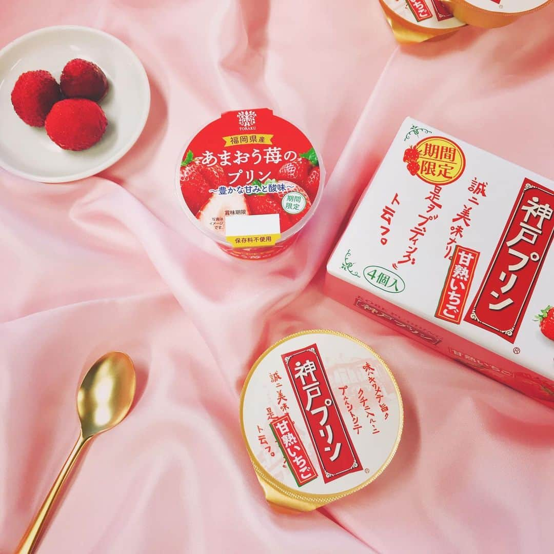 トーラク株式会社さんのインスタグラム写真 - (トーラク株式会社Instagram)「. 苺、いちご、イチゴ🍓💕 甘酸っぱい苺の風味を楽しめるプリンです . . ◉カップマルシェ 福岡県産あまおう苺のプリン 135円（税別） あまおう苺の豊かな甘みと、程よい酸味をいかしたプリンです✨ ◉神戸プリン 甘熟いちご 4個入 1,000円（税別） 熟したいちごのような豊かな甘みと優しい酸味が特徴のプリン。プリンの底にはいちごのジャムが入っています🍓 どちらも季節限定です。 . . #トーラク #TORAKU #神戸プリン #プリン #プリン好き #プリンマニア #コンビニスイーツ #コンビニ #スイーツ #スイーツ好き #PUDDING #PUDDINGPARTY #おやつタイム #sweets #いちご #苺 #strawberry #カップマルシェ福岡県産あまおう苺のプリン #甘熟いちご #あまおう #あまおう苺 #手土産 #いちごプリン #神戸土産 #いちごプリン #置き画くら部⁣  #置き画 #プリン好きな人と繋がりたい」12月18日 21時22分 - toraku_kobesweets