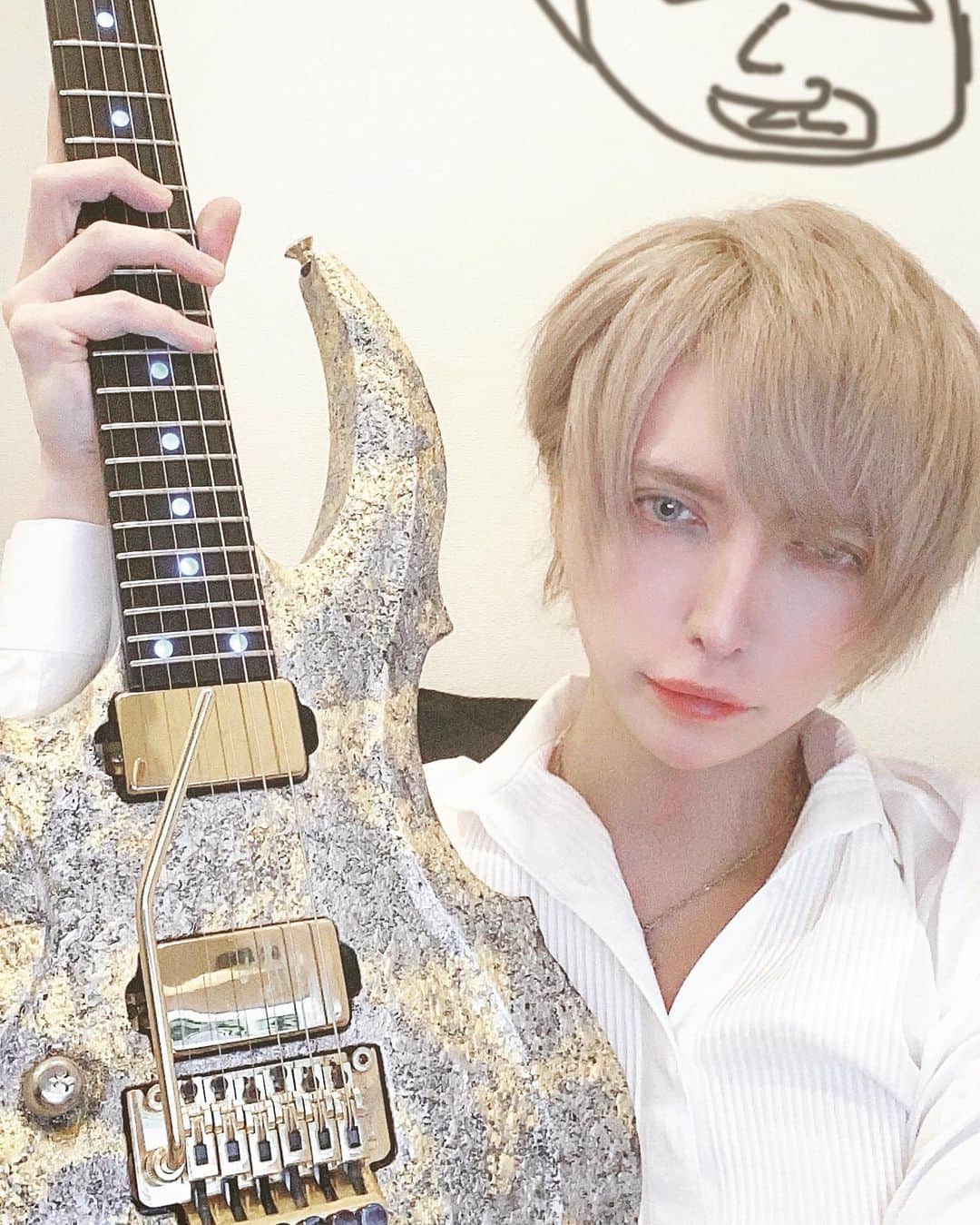 MiA のインスタグラム：「‪あーす美容外科さんに行ってスペシャルな点滴とマッサージピーリングして肌を綺麗にしてもらいました⚜️‬ ‪髪の毛はlapisさんで染めて来たー！‬」