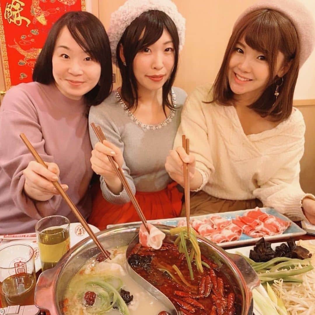 長谷川真美さんのインスタグラム写真 - (長谷川真美Instagram)「🥘🥟💕 #食テロ 😋 ・ #大阪王将 で #火鍋 ☺️ 寒さで冷えた身体があたたまるーーー❤️ ・ 大阪王将 #御徒町駅前店 では @osakaohsho_japan 火鍋の #お肉食べ放題 が 楽しめるようになったそうなので さっそく行ってきました〜💕 ・ #薬膳白湯 と #牛油紅湯 の ２種類のスープが楽しめて どちらも美味しーい‼️😋 (薬膳白湯→漢薬入り鶏白湯スープ 牛油紅湯→唐辛子・山椒の辛味スープ) やっぱり辛いの好きだな💕 ・ 最初に入れたお野菜たちも 日本人に馴染みのある食材から 本物感のあるマニアックな食材も入ってて なんだかすごい本格的！！！ 「気軽に本物感を味わえる大阪王将の火鍋」 になっているそう〜😳🙌 ・ つけダレの種類も豊富で 約10種類の調味料を好きに配合✨ わたしはおすすめの配合表をみながら 胡麻ベースのつけダレにしました😁❤️ ・ もちろん大好きな餃子もパクり🥟 大阪王将にきたら必須だよね〜✨ 実は餃子も肉食べ放題コースに含まれてて 本格火鍋肉食べ放題コース『2980円』 2時間食べ放題…お値段にびっくり！！！👀 ・ 飲み放題のドリンクも種類豊富だし #酒ドル にはほんとたまらない感じ❤️ ・ 美味しいお肉とお野菜をたっくさん 食べれて大満足ーーー！！！ またぜひ行こうーっと💕 ・ 火鍋実施店舗は御徒町駅前店だけなので 皆さん気をつけて行ってみてね☺️✨ ・ #火鍋 #大阪王将 #gyoza #餃子 #三度の飯より餃子好き #御徒町グルメ #sponsored #まあみグルメ #鍋 #餃子好き  #食べ放題 #しゅどる #辛いもの好き #薬膳 #本格火鍋 #御徒町」12月18日 21時19分 - maami.hase
