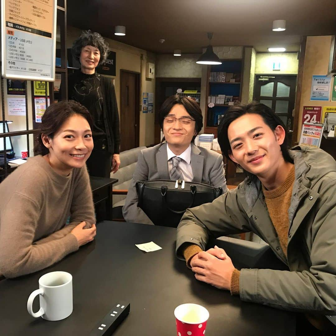 日本テレビ「同期のサクラ」さんのインスタグラム写真 - (日本テレビ「同期のサクラ」Instagram)「🌸#同期のサクラ 最終回は今夜10時🌸 サイドストーリー #リクエストのミタ も #hulu にて配信中✨ #土井夫婦の危機 とは⁉️ 最後に笑顔で、はい同期✌️ #クランクアップした後に #撮影しました #ありーがとーねぇー #相武紗季 #竜星涼 #岡山天音 #柳谷ユカ」12月18日 21時30分 - douki_sakura