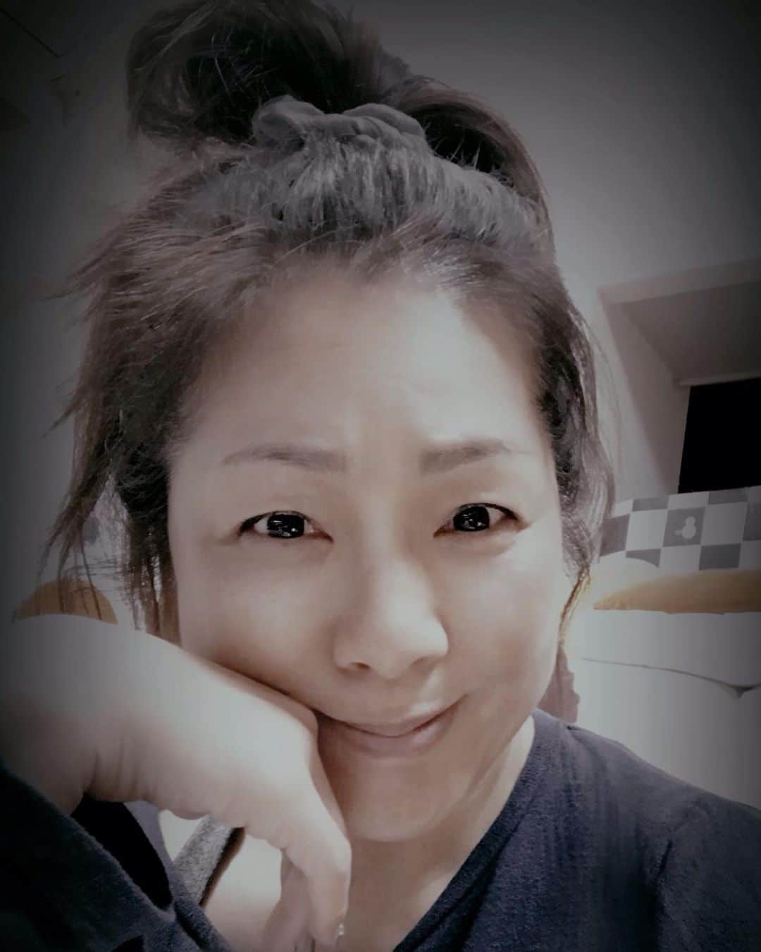井上貴子のインスタグラム：「毎年 この時期に 乳がん検診をする。  もう10年くらいになるかな。  特に今年は母が乳がんと宣告された歳。  毎年同じ先生なんだけど 今年も合格もらったぜぇ💯💮 別のところで カラダの細かな血流とか 骨密度？とか 体脂肪率じゃなくて体脂肪何キロとか。  精密なやつを。 一応知っとくべきだし 母の分まで あと半世紀生き抜くため（笑） 意外と自分のカラダなのに知らないことや見ないフリしちゃってることない？  歳は重ねて行くから 仕方ないこともあるんだけどもね。  知らないことがあるよりも ちゃんと理解するべきだなと思って。  そこでも骨密度褒められた！  そしてまたまた別のところで お肌も褒められた^ ^  今日はメンテナンスDAY。  家に居る時はべにひおに癒されて 心はいつもメンテナンス（笑）  今日は暖かかったから たくさんお散歩して 2人はもうネンネタイム。  夜の静かな自分の時間…  Happyで^ ^  #井上貴子  #LLPWX #女子プロレス #紅緒と柊音 #トイプードル #乳がん検診 #合格 #半世紀 #自分の時間」