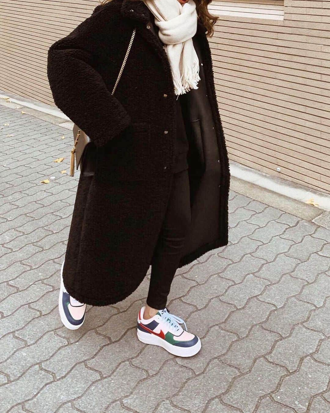 Akaneさんのインスタグラム写真 - (AkaneInstagram)「sneaker coordinate @nike  AF1のシャドウ👟 ソールが厚くてかなり履き心地いい🙆‍♀️✨ カラバリもたくさんあるんだけど、カラフルなマルチカラーは可愛くて歩くのも楽しくなるね☺️🧡 詳細はWEARからチェックしてみて下さい❤︎ #NIKE #PR #airforce1 #airforce1shadow」12月18日 21時27分 - 117akane