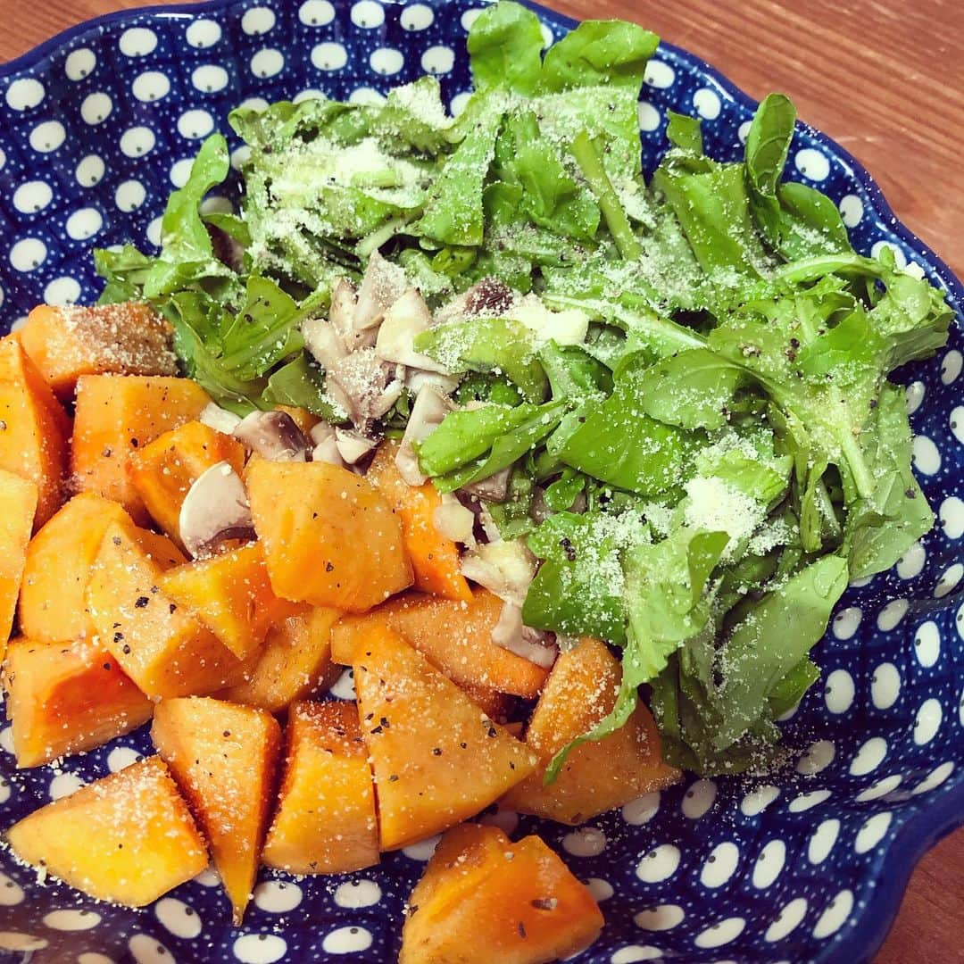 千秋さんのインスタグラム写真 - (千秋Instagram)「柿のサラダ🥗 毎日食べられる💕 だけど柿は残りひとつ••• #柿とルッコラのサラダ #柿 #🥗 #千秋chef🍳 #mychef🍳 #ツェラミカ #セラミカ #ポーランド食器 #千秋レシピ  作り方は先日書きました&ネットに溢れてます👩🏻‍🍳」12月18日 21時40分 - chiaki77777