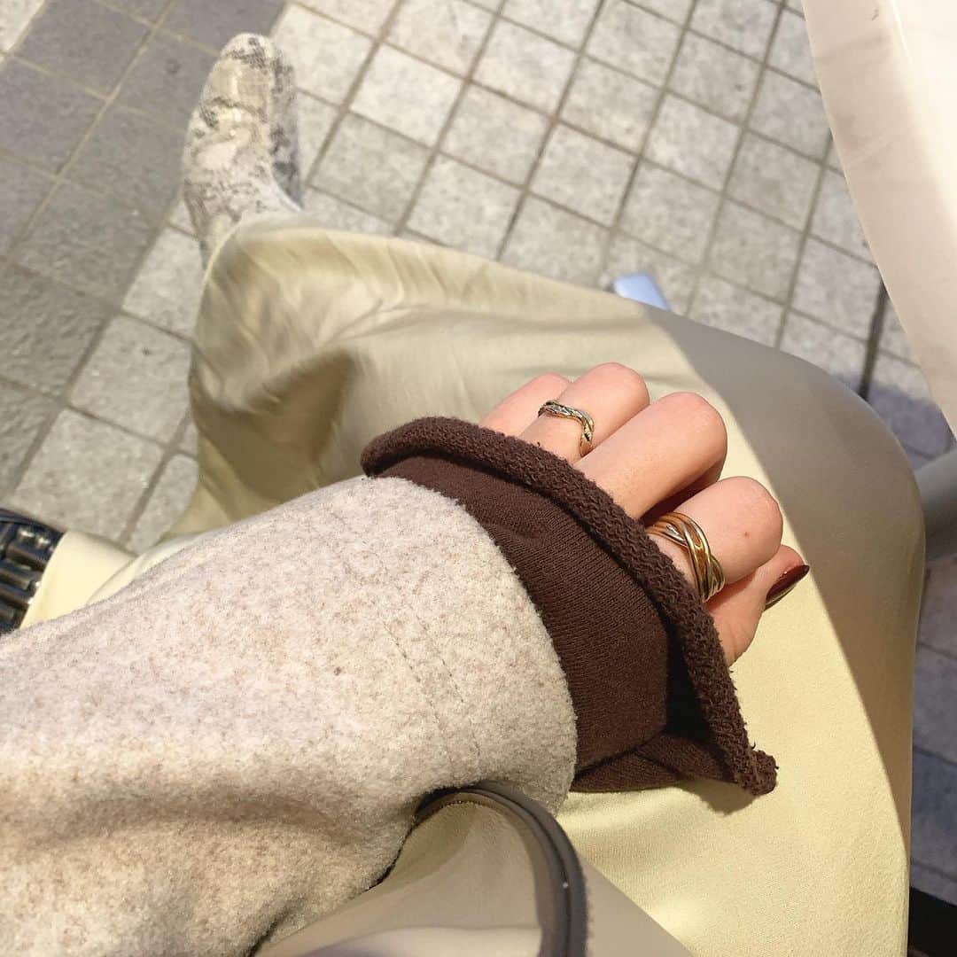のインスタグラム：「* * イエローのサテンスカートとパイソンブーツが お気に入りの日でした。♡ . _ #反転　#celford #frayid #zara #slobeiena」