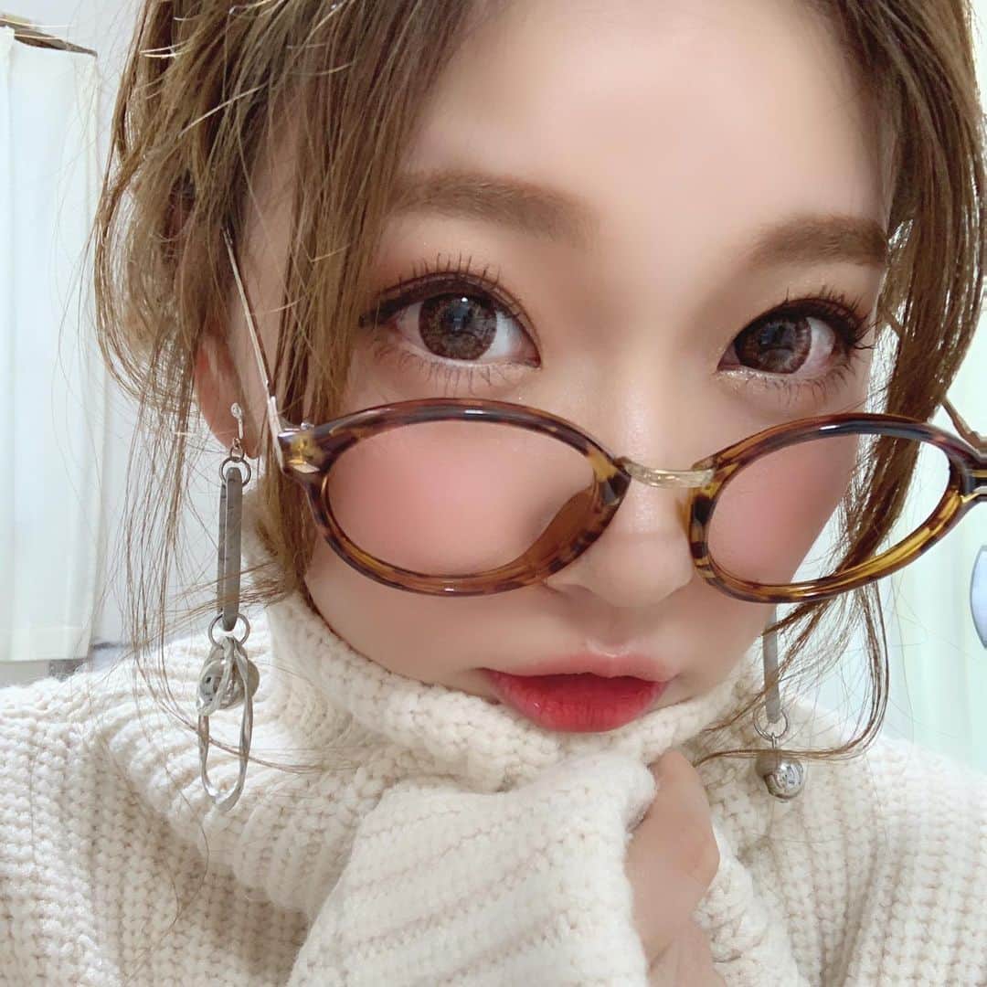 いっちゃん/嶋津 いつみのインスタグラム：「. . まんまと妹に風邪貰って 寝込んでました🤧💨💨💨 . . だからいつかのメイク上手くいった記念の写真しかないww . . . . 今日は鼻水垂らしながら マスクしてお仕事行きました😷 . . . . みんなも師走の忙しさに負けず 体調管理にお気をつけ下さいませ❤️ . . . .  #関西  #関西サロモ  #サロンモデル #サロモ #いっちゃん  #フリーモデル #関西モデル  #あざといっちゃん #かわいっちゃん #いっちゃんコーデ #ブライダルモデル #アレンジモデル #ヘアカラー  #ヘアアレンジ #ootd . .」