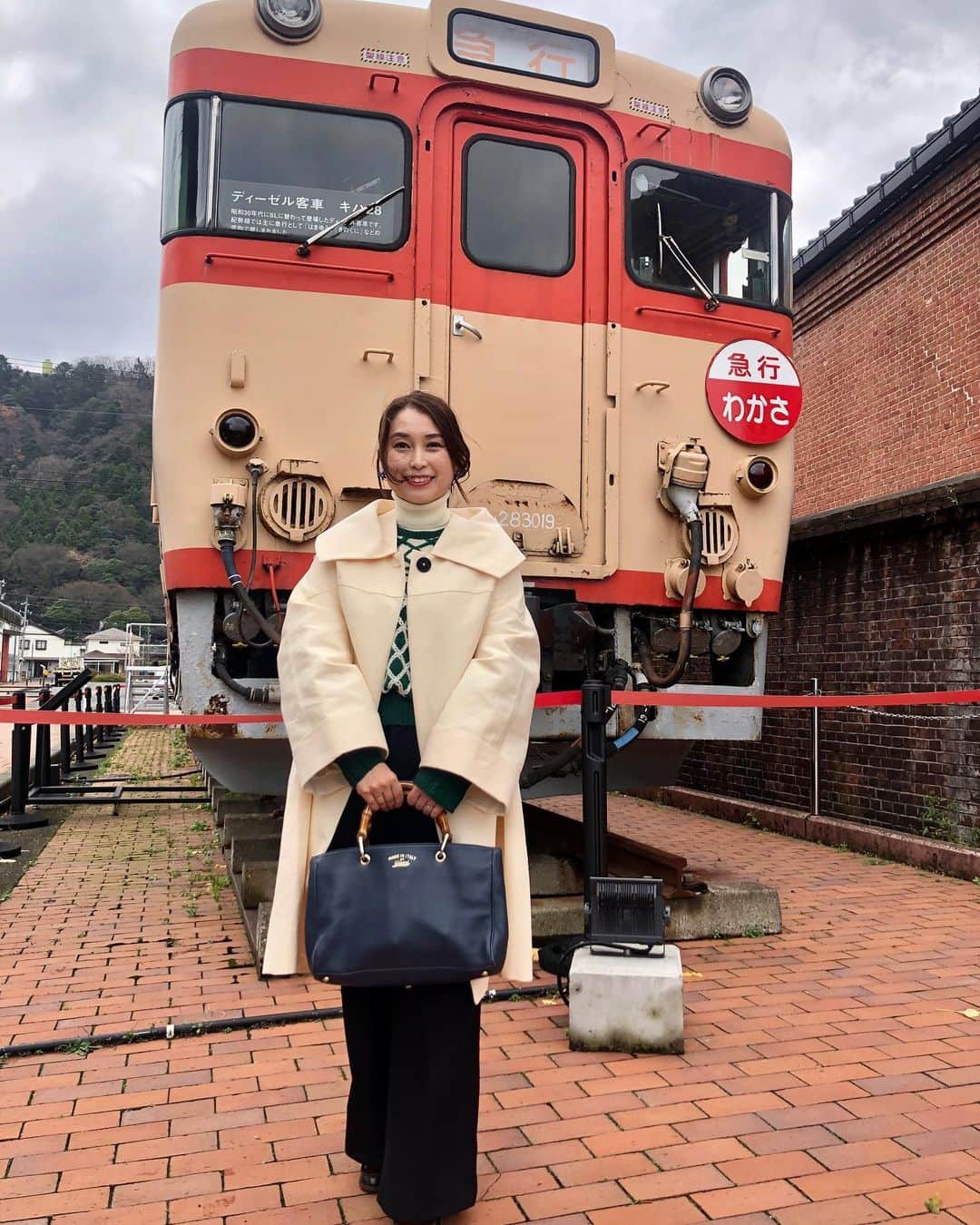美甘子さんのインスタグラム写真 - (美甘子Instagram)「敦賀赤レンガ倉庫 かつて小浜線を走っていた「わかさ」が展示されています。 #敦賀赤レンガ倉庫 #旅と鉄道」12月18日 21時31分 - rekish_mikako