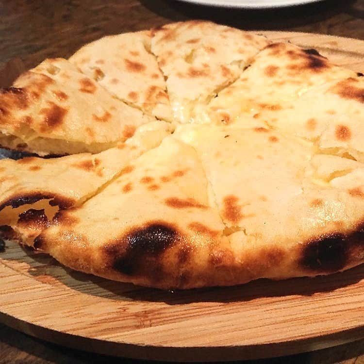 KitchHikeさんのインスタグラム写真 - (KitchHikeInstagram)「キッチハイクに参加したみなさんの写真をご紹介📸﻿ ﻿ 〈photo by かけるさん😋〉﻿ 素敵な写真をありがとうございます🎶﻿ ﻿ 【オールドデリー(OLD DELHI)】﻿ ﻿ コクのあるチキンバターマサラやゴルゴンゾーラチーズたっぷりのナンが自慢！🤤✨﻿ ﻿ ミシュランにも掲載された本格北インド料理店です🇮🇳﻿ ﻿ #instafood #foodstagram #delicious #yummy #飯テロ #オールドデリー #インド料理 #北インド料理 #東京 #銀座 #おいしい #グルメ #インスタグルメ #絶品 #グルメ好きな人と繋がりたい #食べるの好きな人と繋がりたい #kitchhike #キッチハイク」12月18日 21時33分 - kitchhike