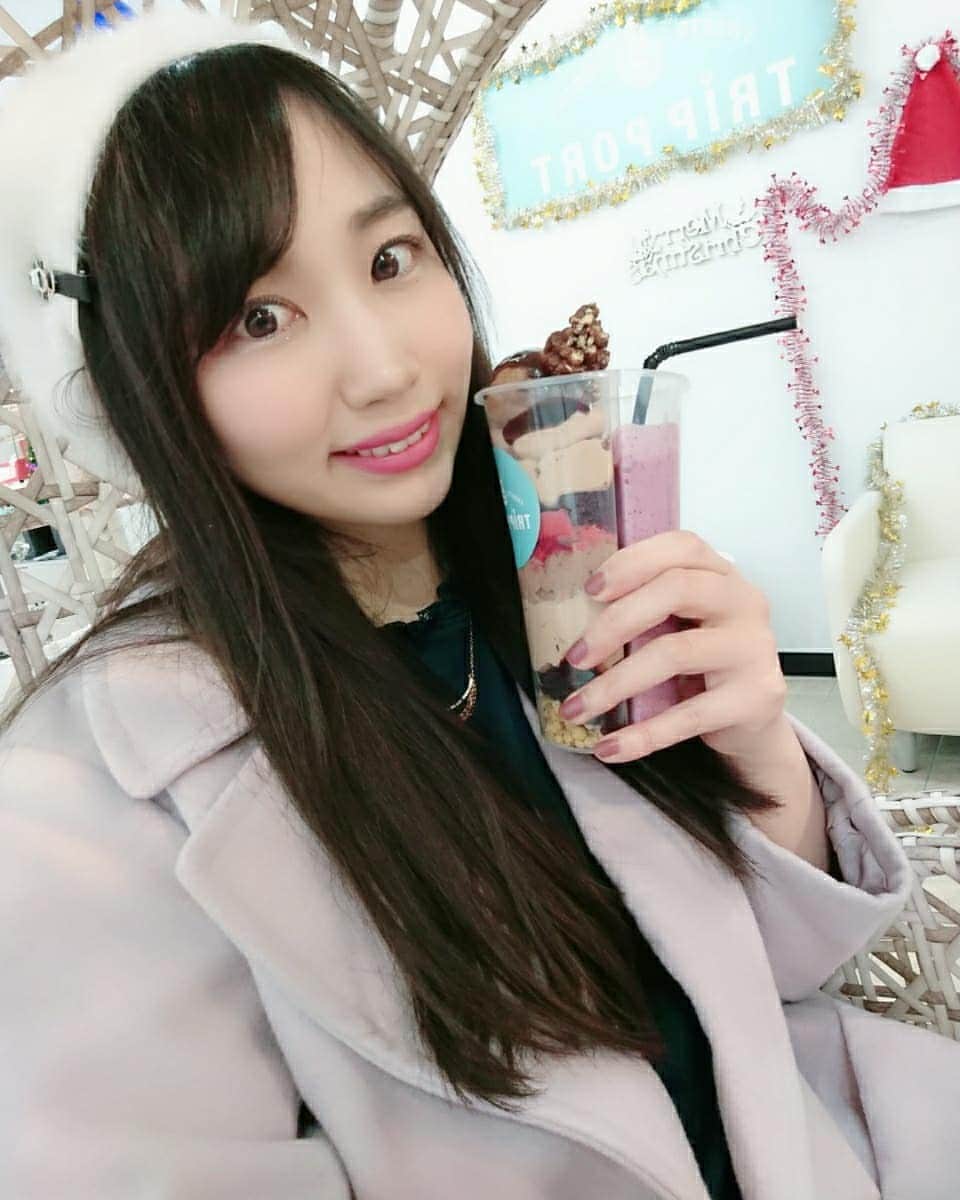 白葉まりさんのインスタグラム写真 - (白葉まりInstagram)「この前行った原宿駅すぐの #tripport へ☺️ . ランチが3階のスポーツバー @tripportpubcafe で始まったとのことでまた寄ってみました☀️ . メニューはカレーとかピザとかある中なんと駅弁もあったからチョイスしてみた🍴🚄 焼き肉すき焼き弁当美味しかった😋どこの駅のかなぁ！ . . 1階のカフェ  @tripport_sweetsdrink ではカスタマイズできるスイーツで話題の #ツインカップ を💖 . パフェとスムージーから好きな種類を選んでツインカップに可愛く入れてくれました😍 . 半分になるとちょうど良い量になってどっちも食べてみたいって方にオススメですね♪ . 装飾🎄やゆらゆら揺れる椅子がすっごくオシャレでウキウキする空間だった( 〃ω〃)💗 . . . . . 💜∴..∴..∴..∴..∴..∴..∴.💜 . . . . . #原宿ランチ #原宿グルメ #原宿スイーツ #スイーツ #食べ歩き #パフェ #スムージー #駅弁 #旅行 #原宿bar #原宿 #竹下通り #スポーツbar #harajuku #cafe #pubcafe #pr #sportsbar #code #cristmas」12月18日 21時38分 - shirahamari