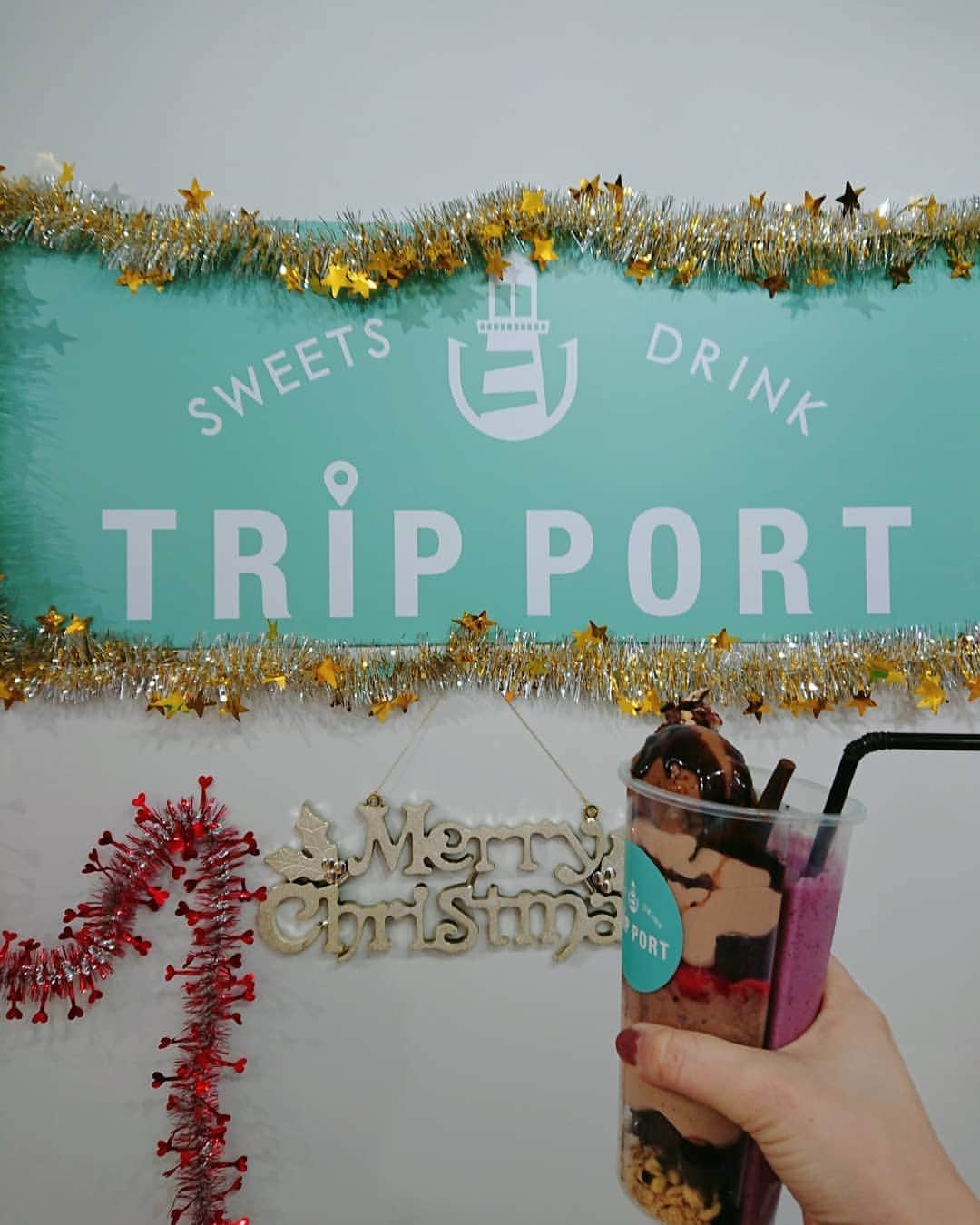 白葉まりさんのインスタグラム写真 - (白葉まりInstagram)「この前行った原宿駅すぐの #tripport へ☺️ . ランチが3階のスポーツバー @tripportpubcafe で始まったとのことでまた寄ってみました☀️ . メニューはカレーとかピザとかある中なんと駅弁もあったからチョイスしてみた🍴🚄 焼き肉すき焼き弁当美味しかった😋どこの駅のかなぁ！ . . 1階のカフェ  @tripport_sweetsdrink ではカスタマイズできるスイーツで話題の #ツインカップ を💖 . パフェとスムージーから好きな種類を選んでツインカップに可愛く入れてくれました😍 . 半分になるとちょうど良い量になってどっちも食べてみたいって方にオススメですね♪ . 装飾🎄やゆらゆら揺れる椅子がすっごくオシャレでウキウキする空間だった( 〃ω〃)💗 . . . . . 💜∴..∴..∴..∴..∴..∴..∴.💜 . . . . . #原宿ランチ #原宿グルメ #原宿スイーツ #スイーツ #食べ歩き #パフェ #スムージー #駅弁 #旅行 #原宿bar #原宿 #竹下通り #スポーツbar #harajuku #cafe #pubcafe #pr #sportsbar #code #cristmas」12月18日 21時38分 - shirahamari