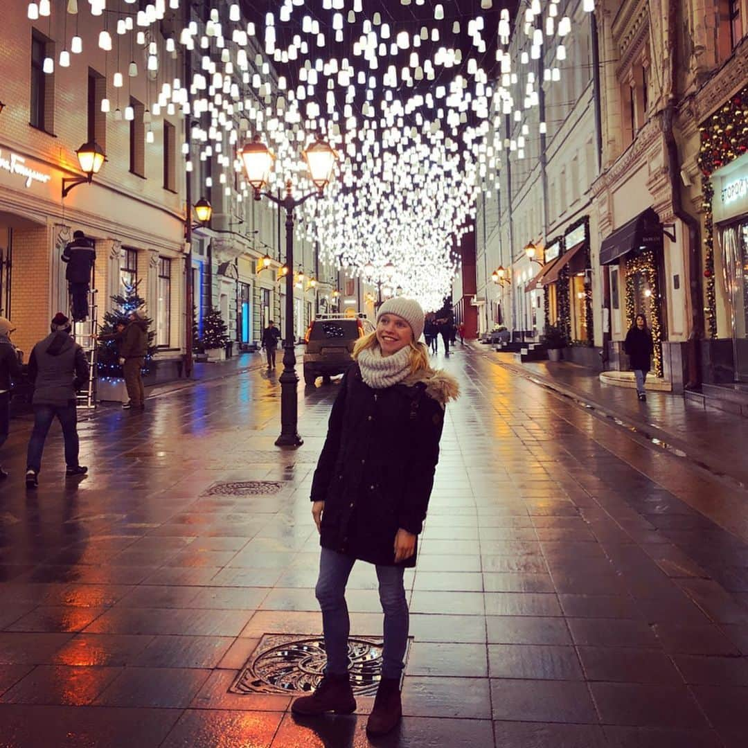 ユリア・シェチニンさんのインスタグラム写真 - (ユリア・シェチニンInstagram)「Christmas is a state of mind 🎄🎅🏼 • #christmaslights #christmas #xmas #christmascity #moscow #redsquare #travel #christasmood」12月18日 21時48分 - iouliachtchetinina