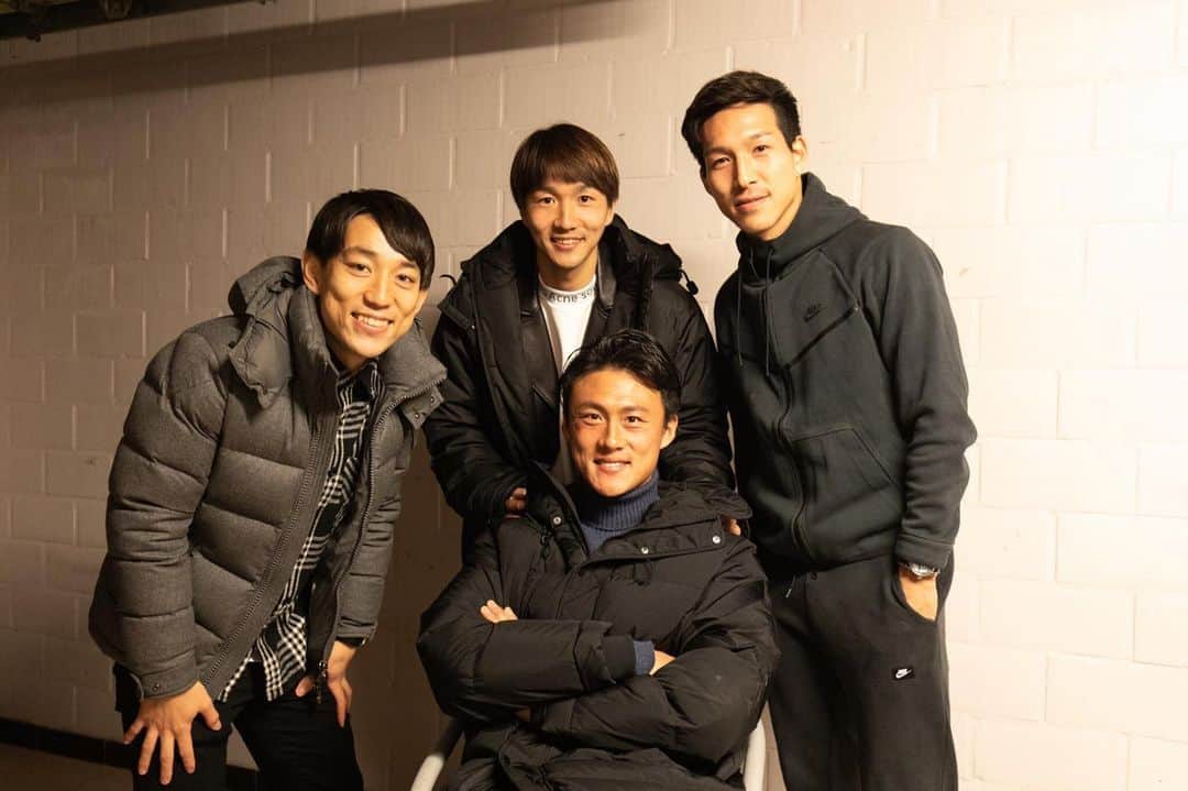 小林祐希のインスタグラム：「J1優勝おめでとうございます！ 今はベルギーでプレーしてる元マリノスの2人にも初めて会って色んな話で盛り上がりました！ @kojimiyoshi_official  @amanojun  @tadanarilee_official  来てくれてありがとうございました！」