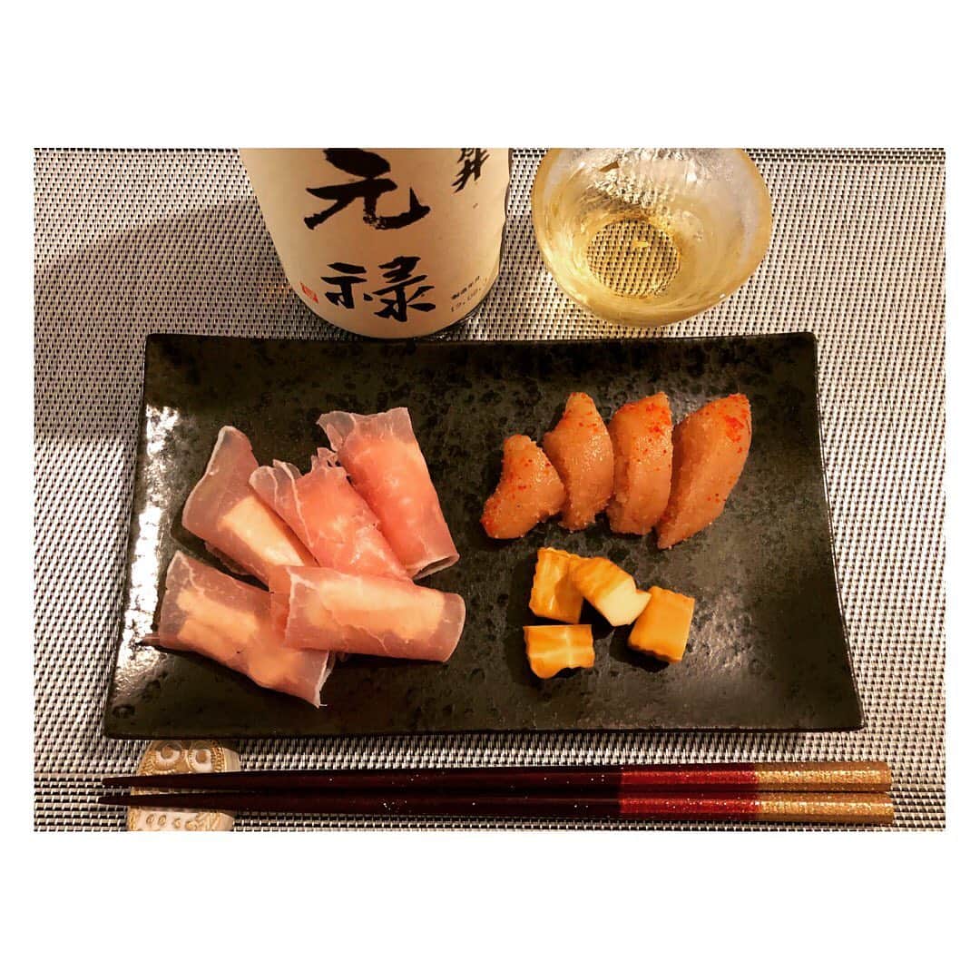 柳野玲子のインスタグラム：「お風呂あがりビールからの…ひとり晩酌😋🍶💞 #おつまみ #日本酒 #澤乃井 #いただきもの #晩酌 #晩酌女子 #ありがとう」