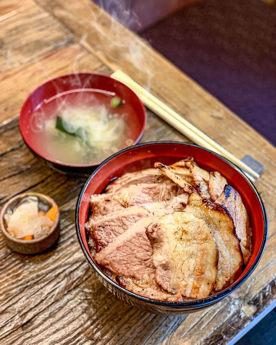 Yukicoさんのインスタグラム写真 - (YukicoInstagram)「𓏫 𓏊 𓎻 𓄣𓊤 𓏫 十勝帯広豚丼と博多串焼・おばんざい 1/8ピース　@ℎ𝑎𝑐ℎ𝑖𝑏𝑢𝑛𝑛𝑜𝑖𝑐ℎ𝑝𝑖𝑒𝑐𝑒  豚肉のほとんどの脂は 焼きながらしっかり落としてカリカリ仕上げ 中身はほとんどが野菜‼︎という 博多串焼きのお店♡  博多串焼きは キャベツの上に焼けた串焼を置いていくシステム 特製酢ダレでいただきます♡  オススメは ☑︎納豆巻き ☑︎キムチ巻き ☑︎えのき巻き からしマヨ ☑︎アボカド巻き わさびマヨ ☑︎トマトチーズ巻きトリュフオイル  えのきのとろんとろん加減には感動♡ 納豆とアボカドにはお餅が隠し味♡ こりゃ弾みます♪  自家製酢ダレもおいしくて 大阪にはない独特な味だけど 大阪の人が合格点を出せる味♡  豚丼がすごく気になったので シェアでいただくことに‥  厚めにカットした豚肉に 注ぎ足しを繰り返した秘伝のたれが また絶妙な味わい♡  かみごたえもしっかりしてるのに もちもちで噛み切れる♡ これが1番重要  ほんとしっかり豚肉の甘みを堪能♡ それなのに‥ 脂っ気もなくあと味さっぱりで不思議な贅沢感♡  ヘルシーでこんなに美味しい♡ なかなかないお店発見です  1/8ピースℎ𝑎𝑐ℎ𝑖𝑏𝑢𝑛𝑛𝑜𝑖𝑐ℎ𝑝𝑖𝑒𝑐𝑒 @hachibunnoichpiece  大阪市中央区東心斎橋1-8-27 心斎橋ハウス 1F 時間:11:30～14:30/18:00～24:00 定休日: 日曜日（祝前日の場合次の日が休み） tel: 05055975801 ⋆⍣⋆⍣⋆⍣⋆⍣⋆⍣⋆⍣⋆⍣⋆⍣⋆⍣⋆⍣⋆⍣⋆⍣⋆⍣⋆⍣⋆⋆⍣⋆⍣⋆⍣⋆⍣⋆⍣ #gatheringslikethese#foodstyling#beautifulcuisine#loves_vscolifestyle#osakafood#osakajapan#osakatravel#osakatrip#osakadinner#大阪ランチ#肉部#豚丼#丼ランチ#丼スタグラム#肉スタグラム#肉スタ#肉スタグラマー#豚肉#串焼き#なんばグルメ#大阪グルメ#心斎橋グルメ#大阪晩御飯#大阪晩ごはん#心斎橋ディナー#関西グルメ#関西おでかけ#8分の1ピース#心斎橋ランチ#大阪美食」12月18日 21時41分 - yukicolifecom