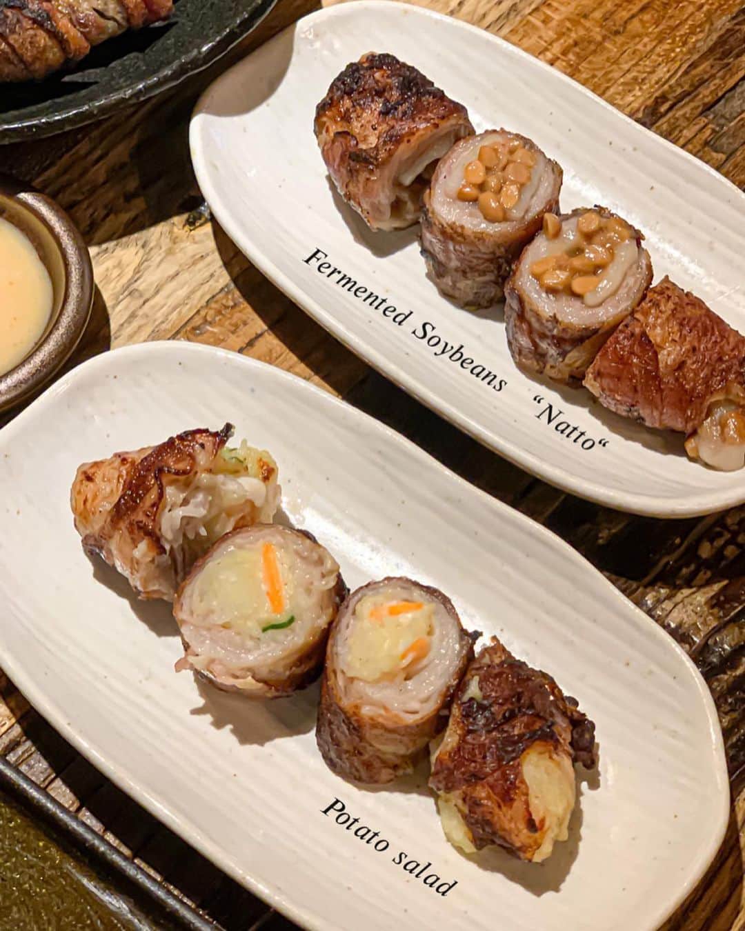 Yukicoさんのインスタグラム写真 - (YukicoInstagram)「𓏫 𓏊 𓎻 𓄣𓊤 𓏫 十勝帯広豚丼と博多串焼・おばんざい 1/8ピース　@ℎ𝑎𝑐ℎ𝑖𝑏𝑢𝑛𝑛𝑜𝑖𝑐ℎ𝑝𝑖𝑒𝑐𝑒  豚肉のほとんどの脂は 焼きながらしっかり落としてカリカリ仕上げ 中身はほとんどが野菜‼︎という 博多串焼きのお店♡  博多串焼きは キャベツの上に焼けた串焼を置いていくシステム 特製酢ダレでいただきます♡  オススメは ☑︎納豆巻き ☑︎キムチ巻き ☑︎えのき巻き からしマヨ ☑︎アボカド巻き わさびマヨ ☑︎トマトチーズ巻きトリュフオイル  えのきのとろんとろん加減には感動♡ 納豆とアボカドにはお餅が隠し味♡ こりゃ弾みます♪  自家製酢ダレもおいしくて 大阪にはない独特な味だけど 大阪の人が合格点を出せる味♡  豚丼がすごく気になったので シェアでいただくことに‥  厚めにカットした豚肉に 注ぎ足しを繰り返した秘伝のたれが また絶妙な味わい♡  かみごたえもしっかりしてるのに もちもちで噛み切れる♡ これが1番重要  ほんとしっかり豚肉の甘みを堪能♡ それなのに‥ 脂っ気もなくあと味さっぱりで不思議な贅沢感♡  ヘルシーでこんなに美味しい♡ なかなかないお店発見です  1/8ピースℎ𝑎𝑐ℎ𝑖𝑏𝑢𝑛𝑛𝑜𝑖𝑐ℎ𝑝𝑖𝑒𝑐𝑒 @hachibunnoichpiece  大阪市中央区東心斎橋1-8-27 心斎橋ハウス 1F 時間:11:30～14:30/18:00～24:00 定休日: 日曜日（祝前日の場合次の日が休み） tel: 05055975801 ⋆⍣⋆⍣⋆⍣⋆⍣⋆⍣⋆⍣⋆⍣⋆⍣⋆⍣⋆⍣⋆⍣⋆⍣⋆⍣⋆⍣⋆⋆⍣⋆⍣⋆⍣⋆⍣⋆⍣ #gatheringslikethese#foodstyling#beautifulcuisine#loves_vscolifestyle#osakafood#osakajapan#osakatravel#osakatrip#osakadinner#大阪ランチ#肉部#豚丼#丼ランチ#丼スタグラム#肉スタグラム#肉スタ#肉スタグラマー#豚肉#串焼き#なんばグルメ#大阪グルメ#心斎橋グルメ#大阪晩御飯#大阪晩ごはん#心斎橋ディナー#関西グルメ#関西おでかけ#8分の1ピース#心斎橋ランチ#大阪美食」12月18日 21時41分 - yukicolifecom