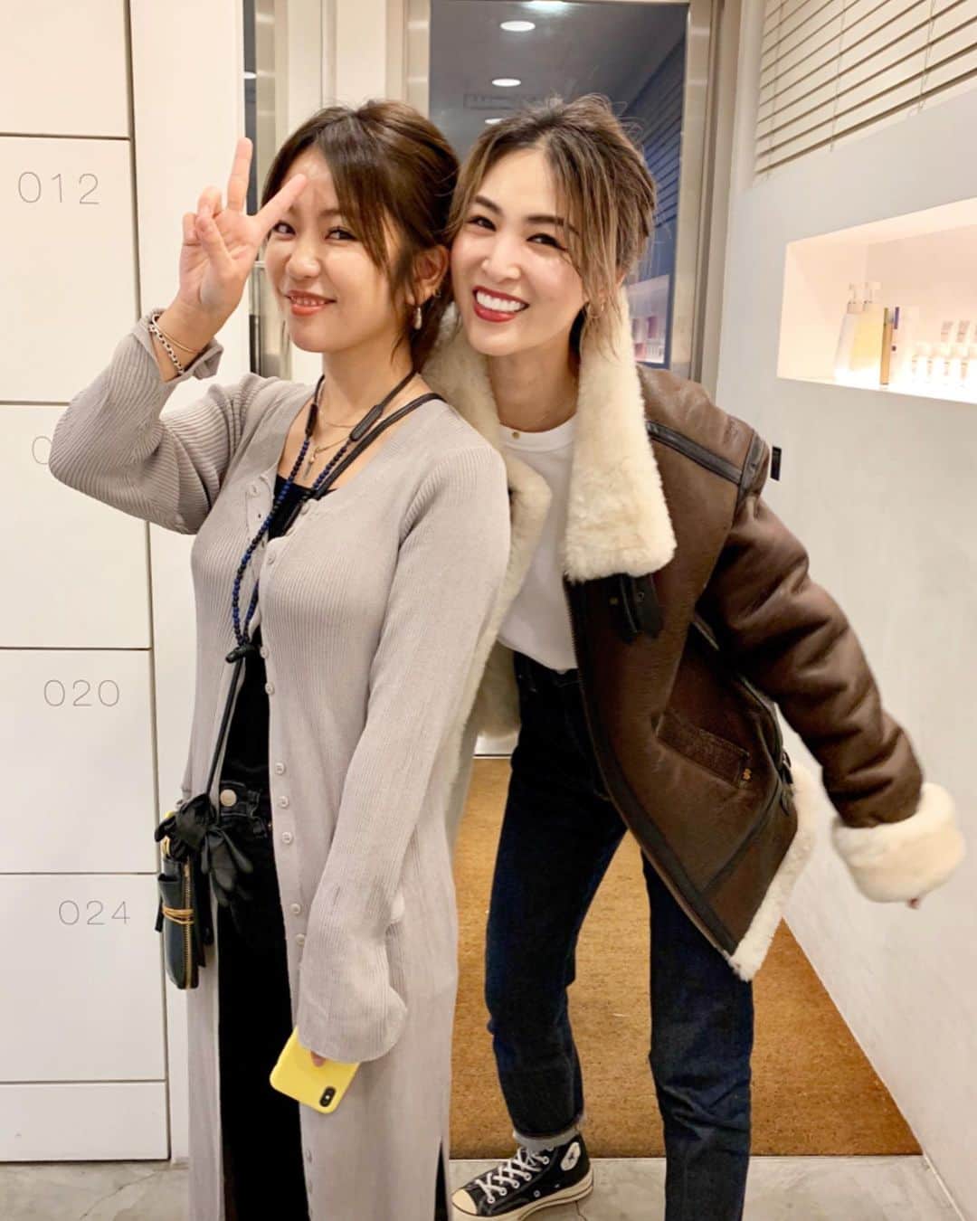 月本えりさんのインスタグラム写真 - (月本えりInstagram)「2019年のヘアスタイルもカッコよく決まったのは #クボリサカラー　のおかげ👩🏼‍🦳 信じられないぐらいこだわりの強い私の願いを叶えてくれる美容師さんはクボリサ以外にいないと思います👏 2020年もよろしくね、いつも本当にありがとう💛 #abbey2 #クボリサカラー #hairstyle #hair #highlight #blondehair #goldenblonde #loveyousomuch #beauty #来年もよろしく」12月18日 21時41分 - eritsukimoto