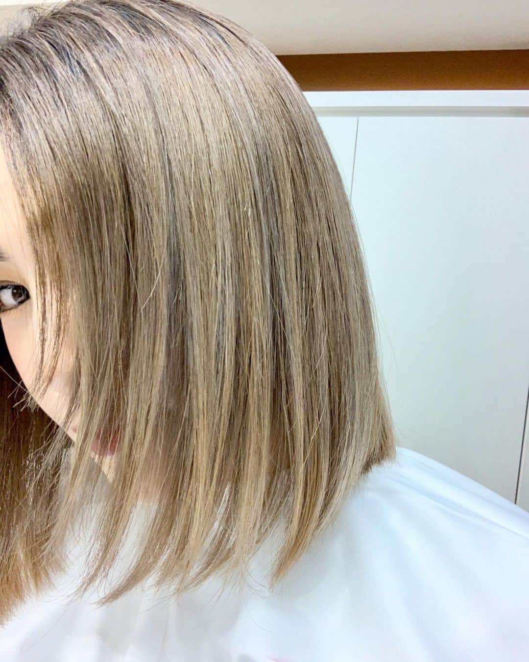 月本えりさんのインスタグラム写真 - (月本えりInstagram)「2019年のヘアスタイルもカッコよく決まったのは #クボリサカラー　のおかげ👩🏼‍🦳 信じられないぐらいこだわりの強い私の願いを叶えてくれる美容師さんはクボリサ以外にいないと思います👏 2020年もよろしくね、いつも本当にありがとう💛 #abbey2 #クボリサカラー #hairstyle #hair #highlight #blondehair #goldenblonde #loveyousomuch #beauty #来年もよろしく」12月18日 21時41分 - eritsukimoto