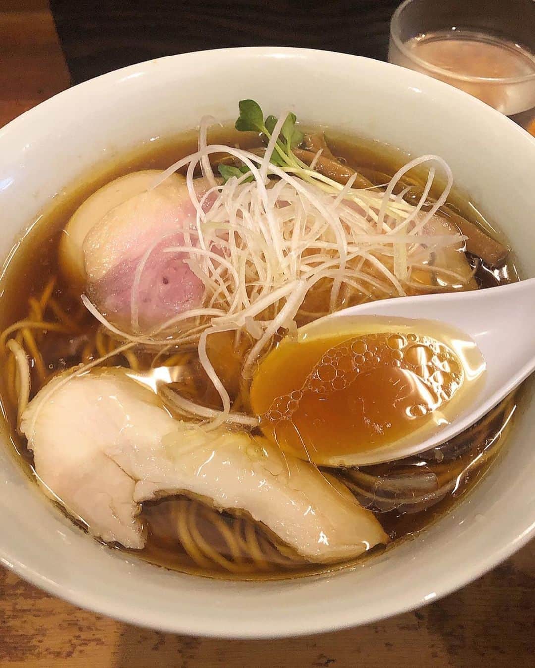 農海姫夏さんのインスタグラム写真 - (農海姫夏Instagram)「＊ラーメン　しば田＊ 東京:仙川駅から徒歩10分  2019年全国ラーメン食べログランキング1位のしば田へ。  中華そばのスープは"鴨ガラ"と魚介、 カエシ、生醤油が使用されています。 他にも大量の煮干しを使っていてタレに薄口醤油、白醤油を使用してる煮干しそばがあります！  1口目のスープがすごい。 甘みとコクが口の中で広がりました🥺  マネージャーさんのどらみさんと 行ったんだけど、 ご飯を頼んだら負けだあ〜 って何回も言ってるのに2人して 中華そば味玉入り(880円)と 炊き込みご飯(150円)をたのみました。笑 満足😭！ ・ ・ #しば田#ラーメンしば田#ラーメン女子#ラーメン好きな人と繋がりたい #麺スタグラム#ラーメン」12月18日 21時41分 - hina_noumi
