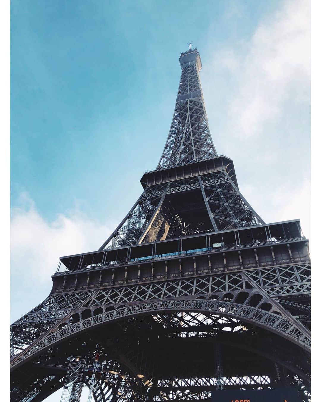 高山都さんのインスタグラム写真 - (高山都Instagram)「パリと言えば…エッフェル塔を思い浮かべる方も少なくないはず。 今回、10日もいるのに、観光的な場所は全然行ってなくて。。 もう、明日が最終日。 どうせ行くなら走って行こうと、今朝の太陽を見て行き先を決め、走ってきました。 セーヌ川沿いは、ランナーがたくさんで、仲間入りできたみたいで嬉しかったな。 そしてたどり着いたエッフェル塔は、やっぱり圧巻で、うわぁーとなった。  自撮りがなかなか上手くできず、困っていたら目があった整備のおじさんが写真を撮ってくれました。 ※このエリア、かなり物売りの方が多く、観光地ならではの危険さはありました。 なので、写真を撮ってもらう時は、くれぐれも注意してください。 英語できますか？と声かけてくるひとも多いので、全部ノーと。 (状況によるから難しいけど…) はぁーなかなか晴れが少なかったパリでの青空はやっぱり嬉しい。 日の出が遅いから、今度は暖かい時期に来て早朝の街を走ってみたいな。 ウエアは全身　@thenorthfacejp です。行く前に、お店で色々買い込みました。 このロンT着心地良くて、色違いで2枚買ったくらい気に入ってます。 アウターは中綿入りなのでとても暖かい。実は山登り用らしいけど、ワタシはランにも。  爽快で気づいたら8km!! おかげで食欲戻ってきた♡  #ワタシが走る理由　#都の旅の記録　#Paris #旅run」12月18日 21時45分 - miyare38
